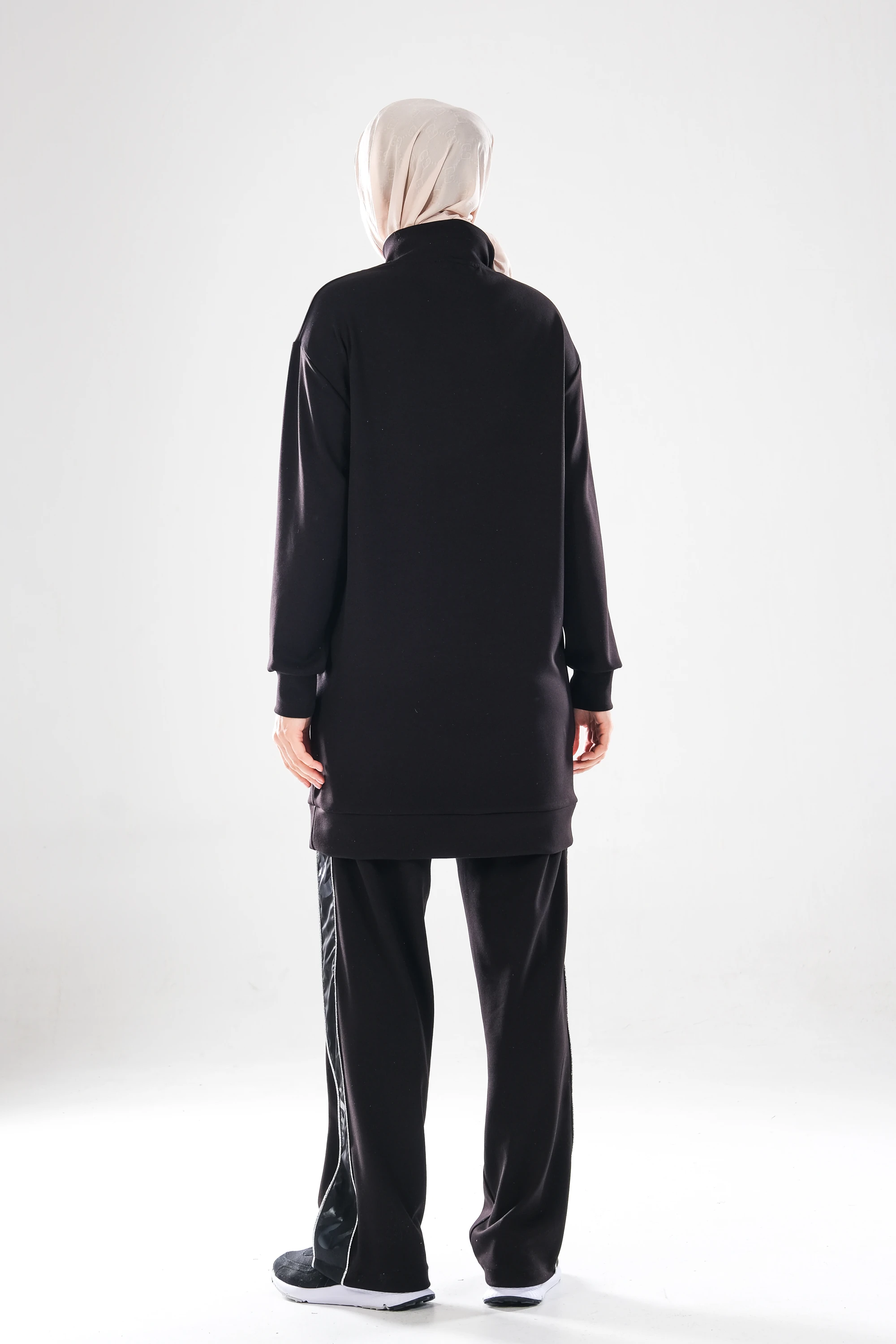 2280_Kadın Fermuarlı Dik Yaka, Gümüş Biye Detaylı, Spor Eşofman Takımı–Kanguru Cep, Şeritli Pantolon