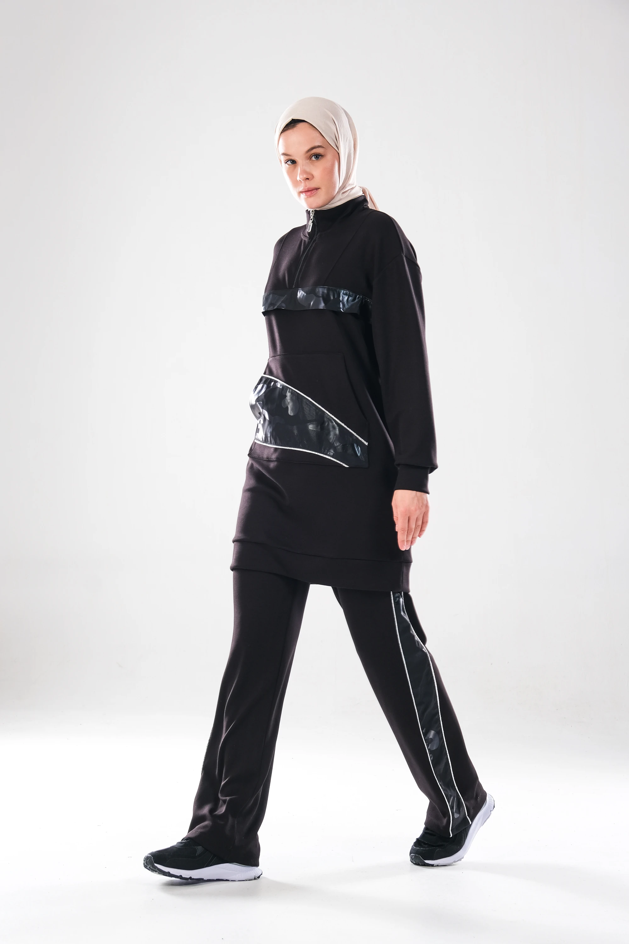 2280_Kadın Fermuarlı Dik Yaka, Gümüş Biye Detaylı, Spor Eşofman Takımı–Kanguru Cep, Şeritli Pantolon