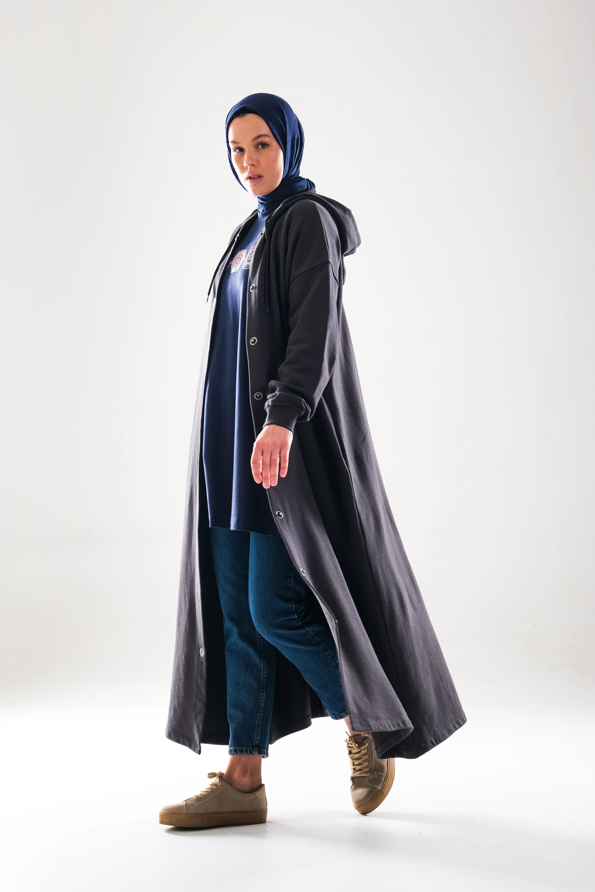 2274_Kadın Antrasit Gri Kapüşonlu Çıtçıtlı 3 İplik Uzun Kap – Oversize Cepli Mevsimlik Tesettür Dış Giyim