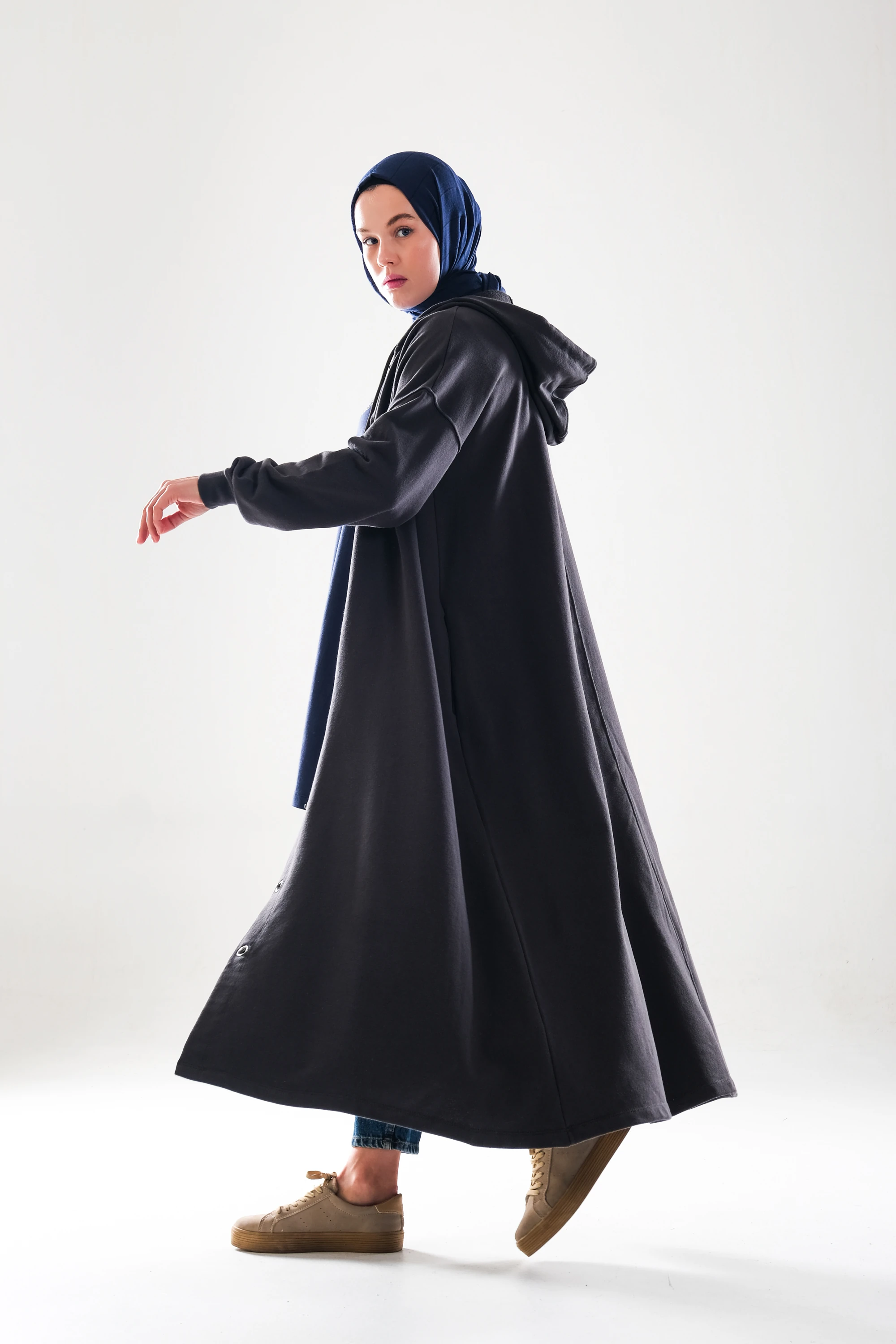 2274_Kadın Antrasit Gri Kapüşonlu Çıtçıtlı 3 İplik Uzun Kap – Oversize Cepli Mevsimlik Tesettür Dış Giyim