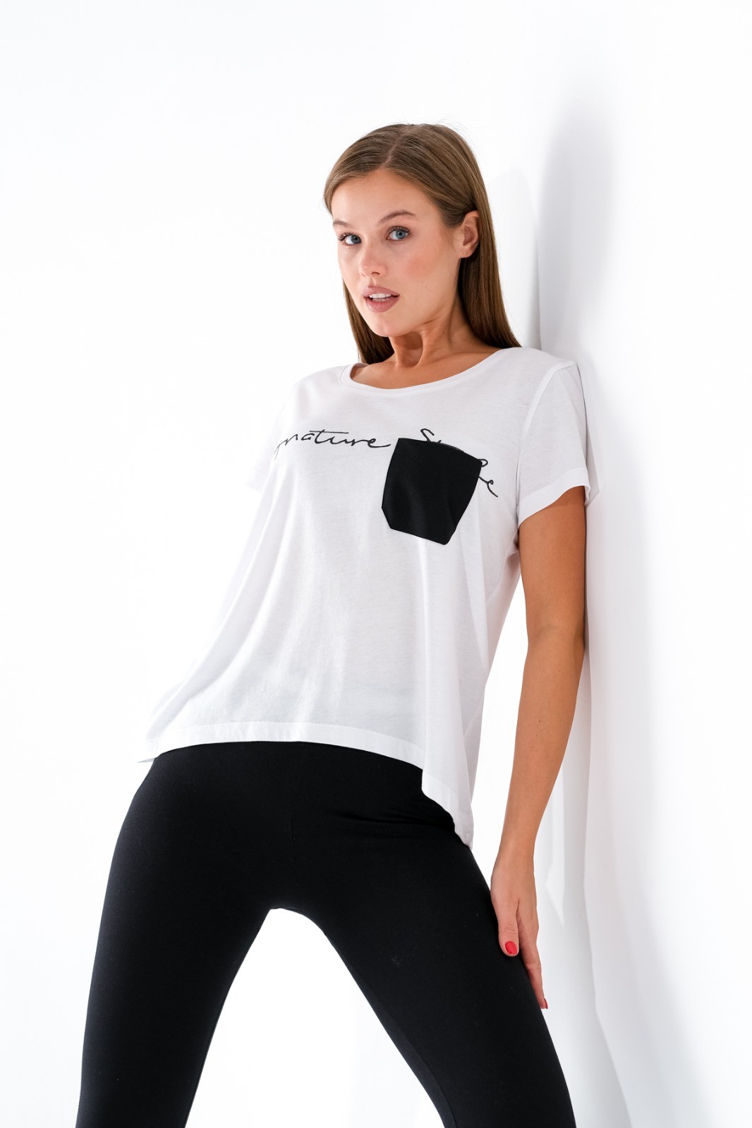 724100_Kadın Baskılı açık Yuvarlak Yakalı Göğüs Cepli Kısa Kollu Spor Beyaz Tshirt