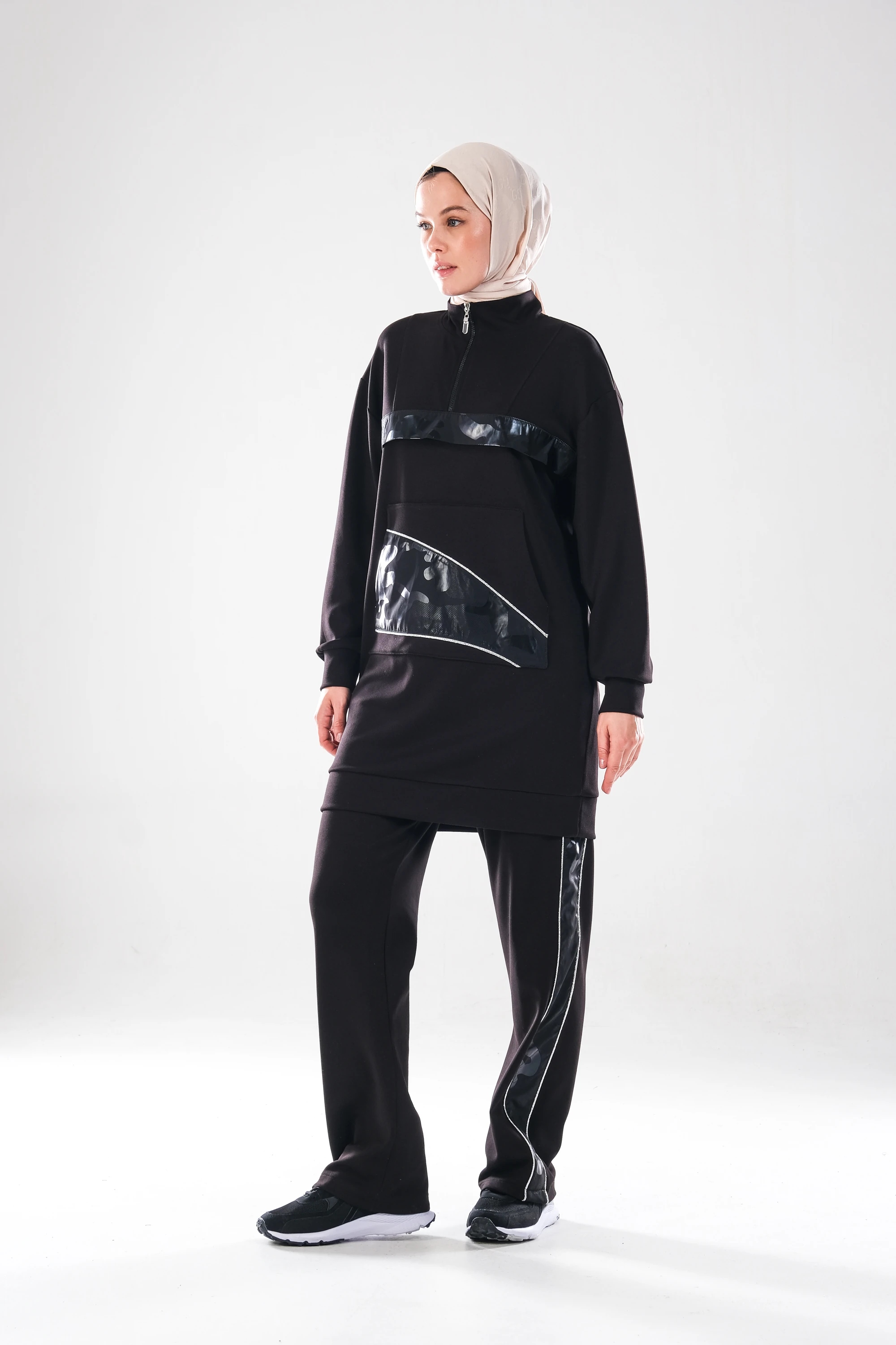 2280_Kadın Fermuarlı Dik Yaka, Gümüş Biye Detaylı, Spor Eşofman Takımı–Kanguru Cep, Şeritli Pantolon