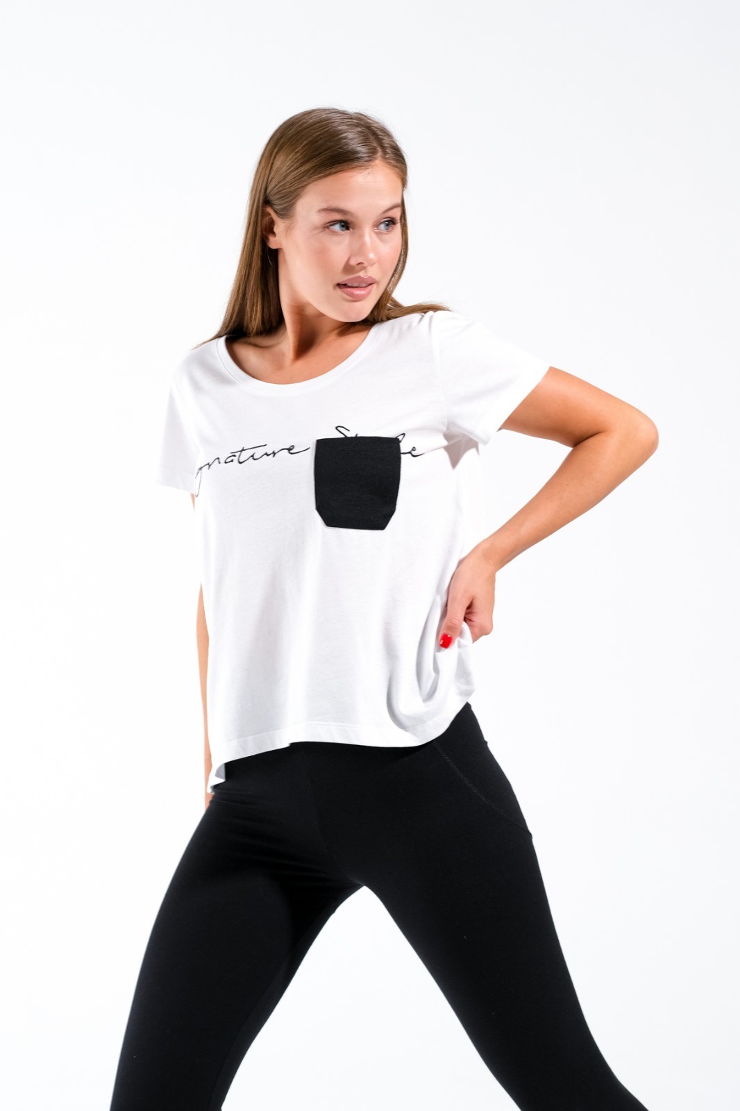 724100_Kadın Baskılı açık Yuvarlak Yakalı Göğüs Cepli Kısa Kollu Spor Beyaz Tshirt