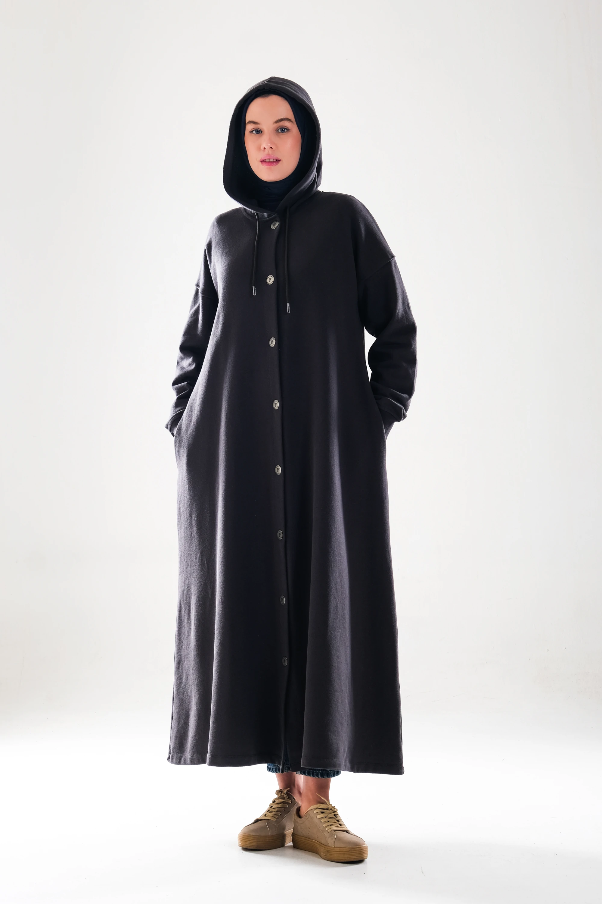 2274_Kadın Antrasit Gri Kapüşonlu Çıtçıtlı 3 İplik Uzun Kap – Oversize Cepli Mevsimlik Tesettür Dış Giyim