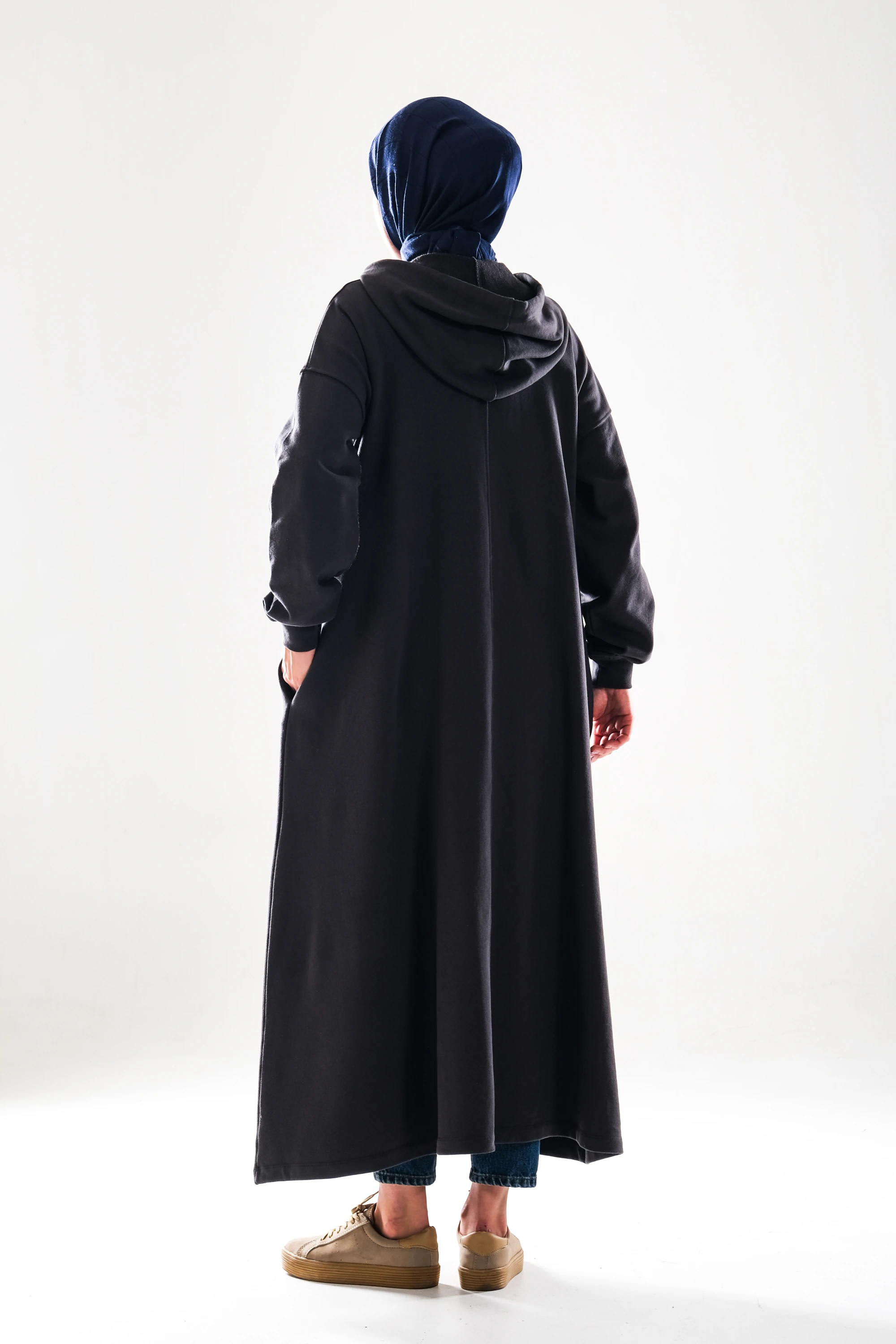 2274_Kadın Antrasit Gri Kapüşonlu Çıtçıtlı 3 İplik Uzun Kap – Oversize Cepli Mevsimlik Tesettür Dış Giyim