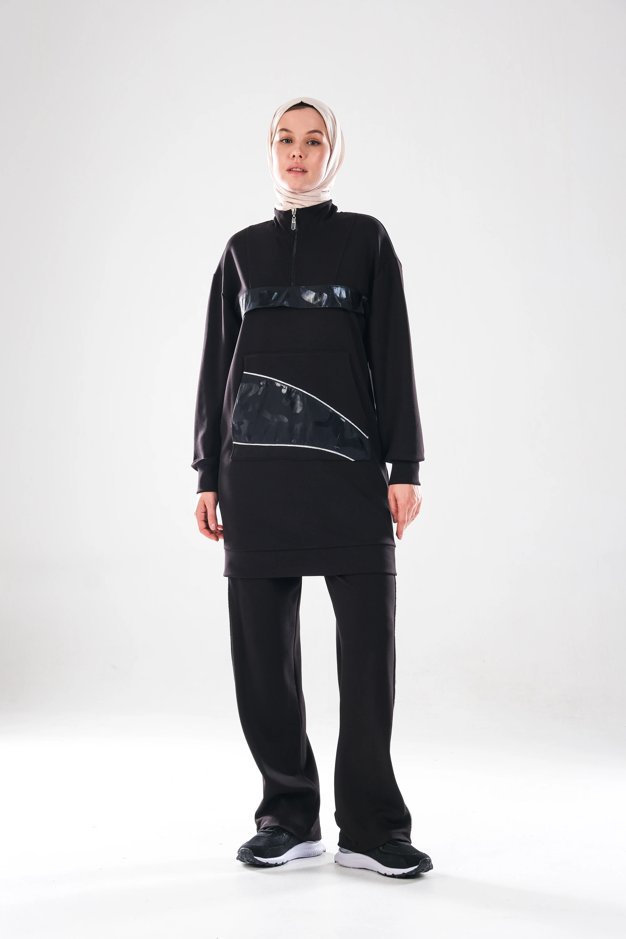 2280_Kadın Fermuarlı Dik Yaka, Gümüş Biye Detaylı, Spor Eşofman Takımı–Kanguru Cep, Şeritli Pantolon