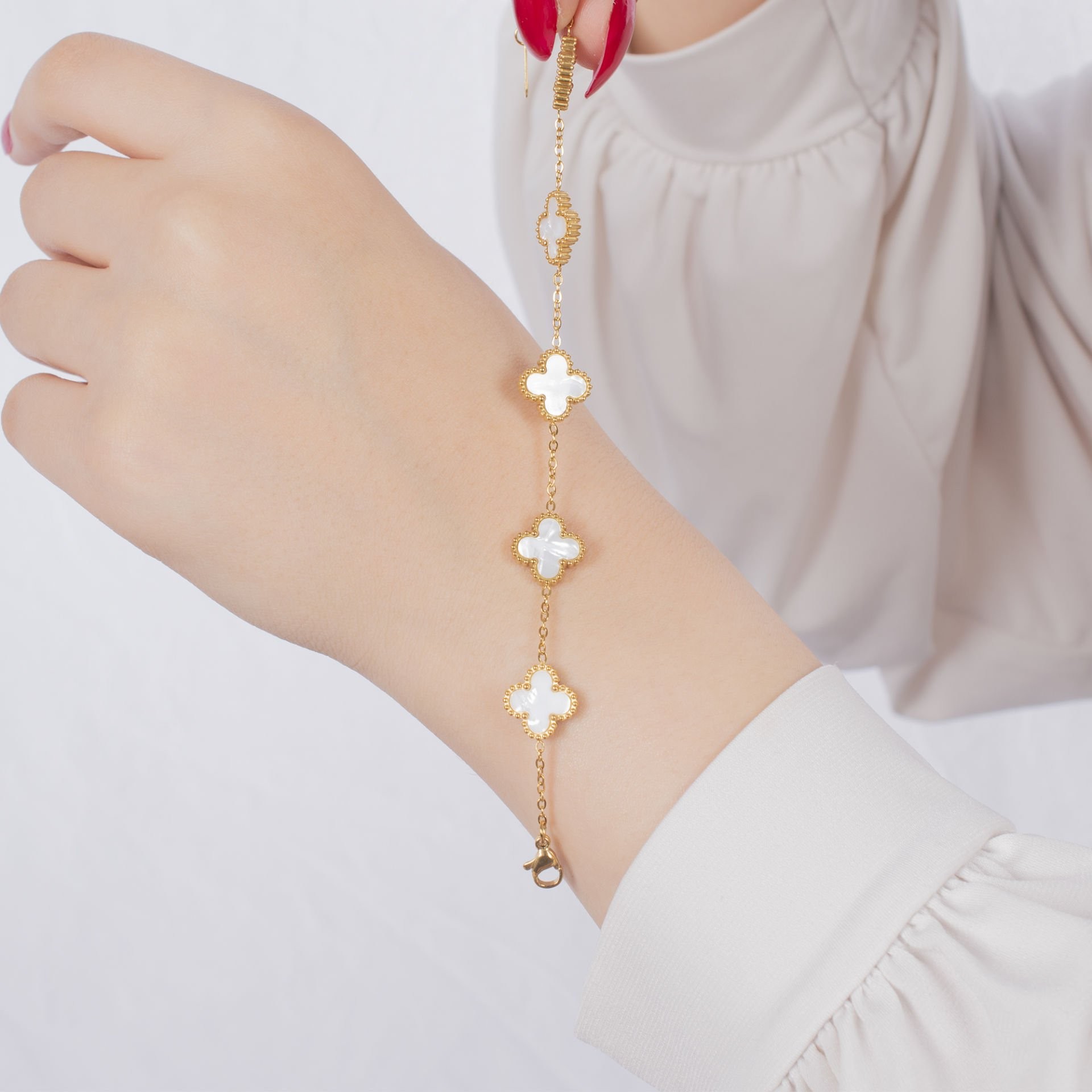 Nur Silver Beyaz Çift Taraflı Yonca Çelik Bileklik NUR-CL00401