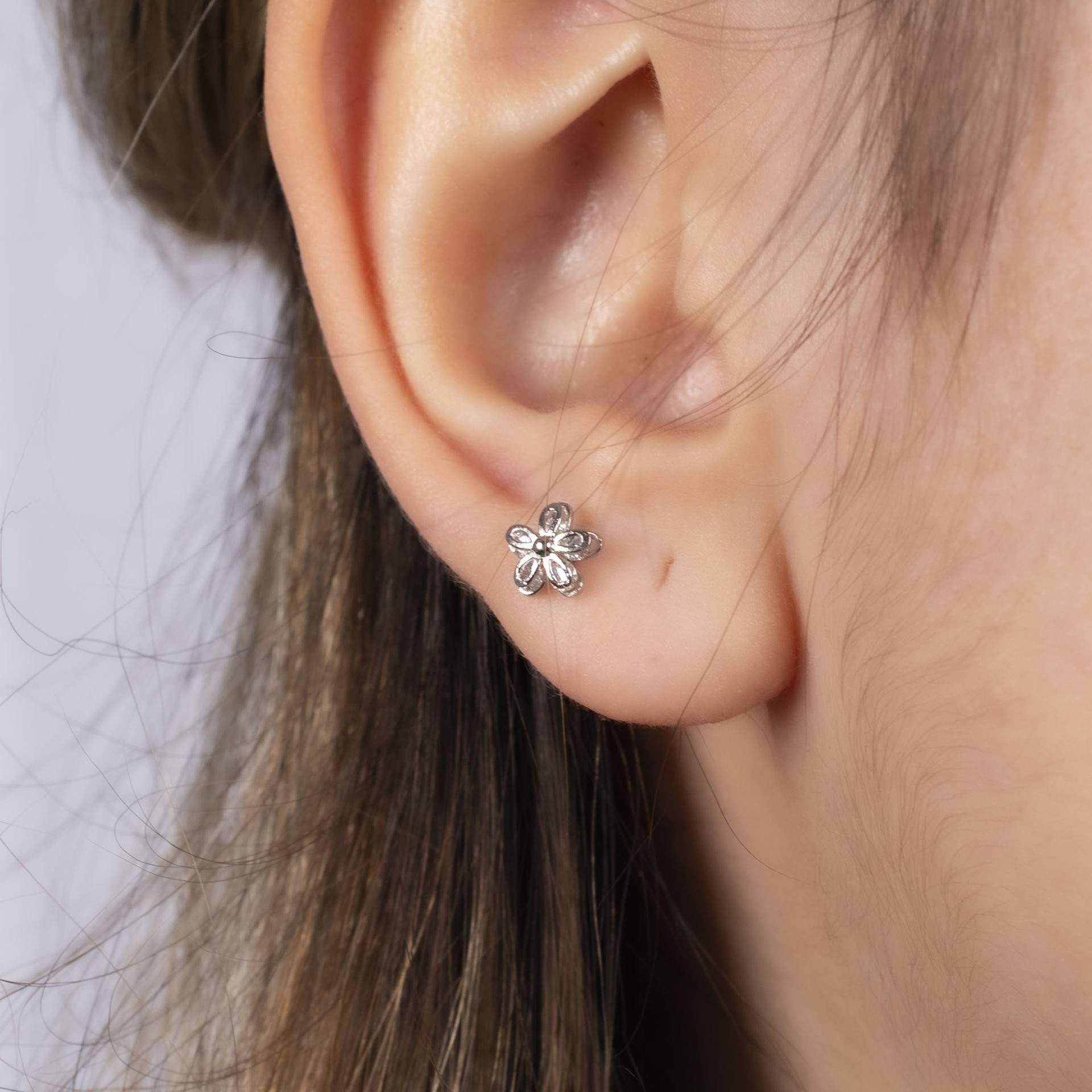 Nur Silver Çiçek Çelik Tragus Küpe NUR-KE03334