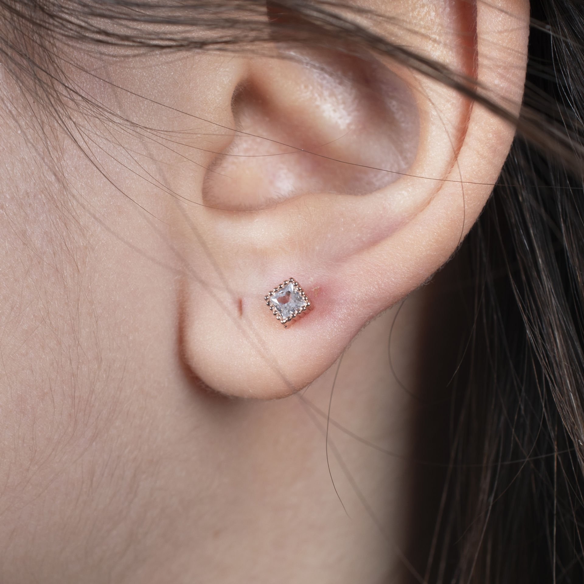 Nur Silver Kare Taşlı Çelik Tragus Küpe NUR-KE03278