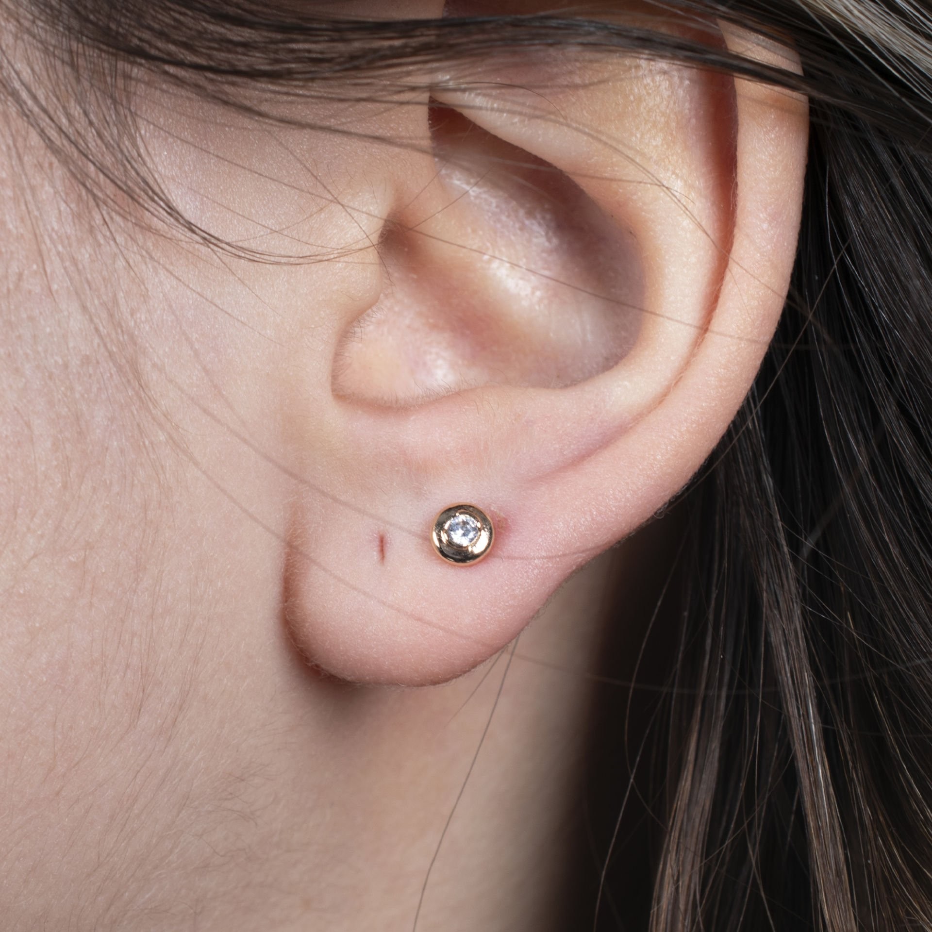 Nur Silver Yuvarlak Taşlı Çelik Tragus Küpe NUR-KE03272