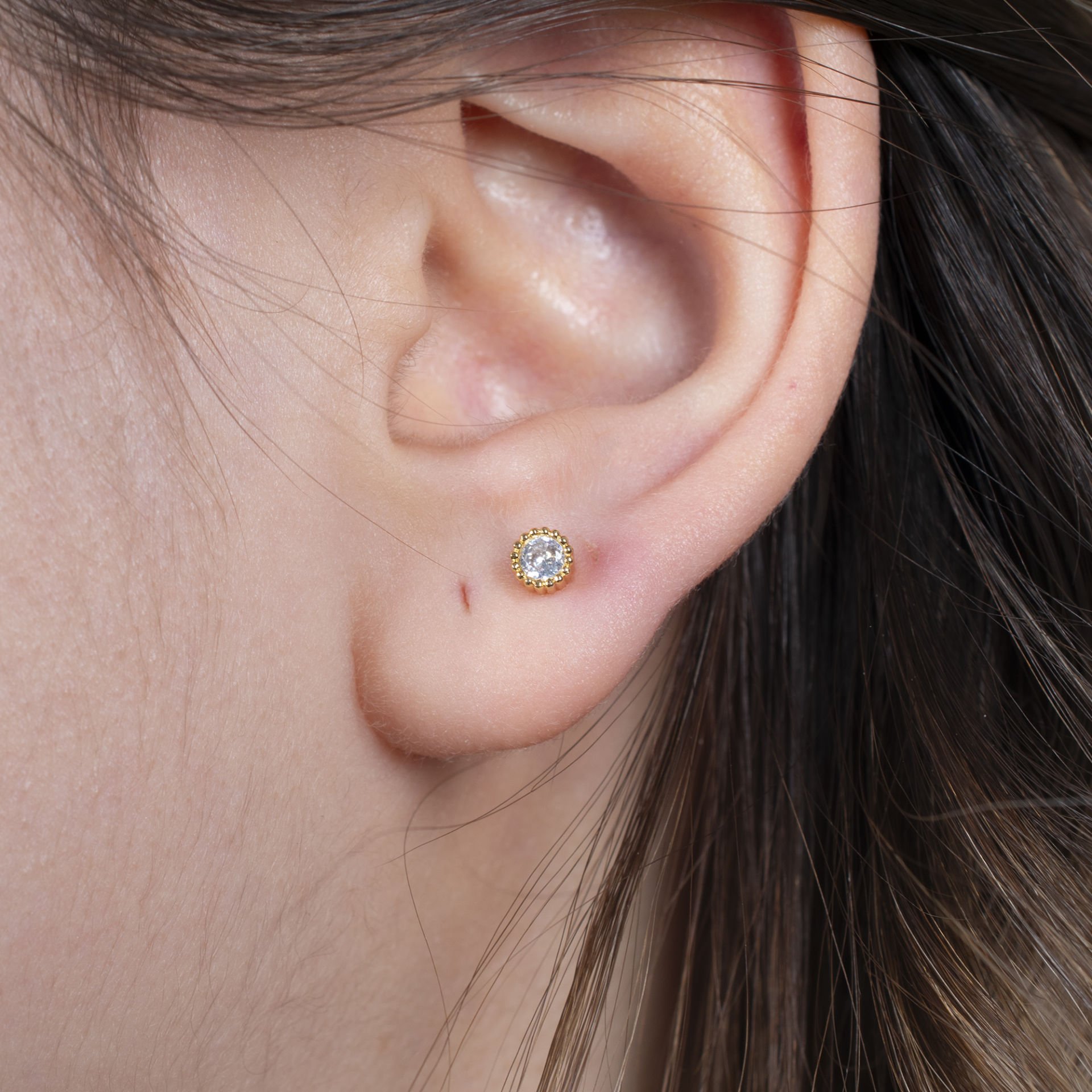 Nur Silver Yuvarlak Taşlı Çelik Tragus Küpe NUR-KE03264