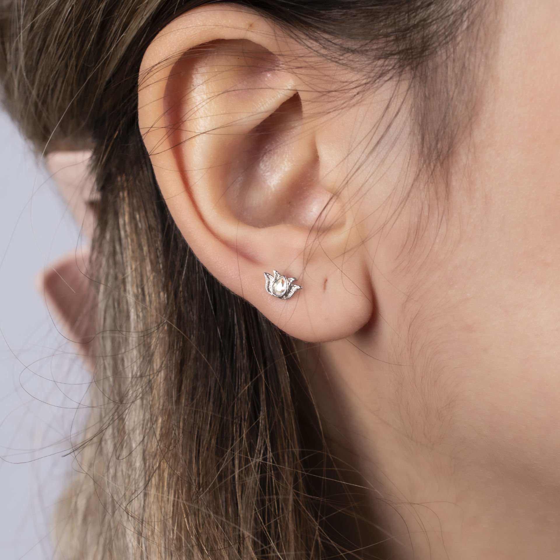 Nur Silver Lotus Çiçeği Çelik Tragus Küpe NUR-KE03341