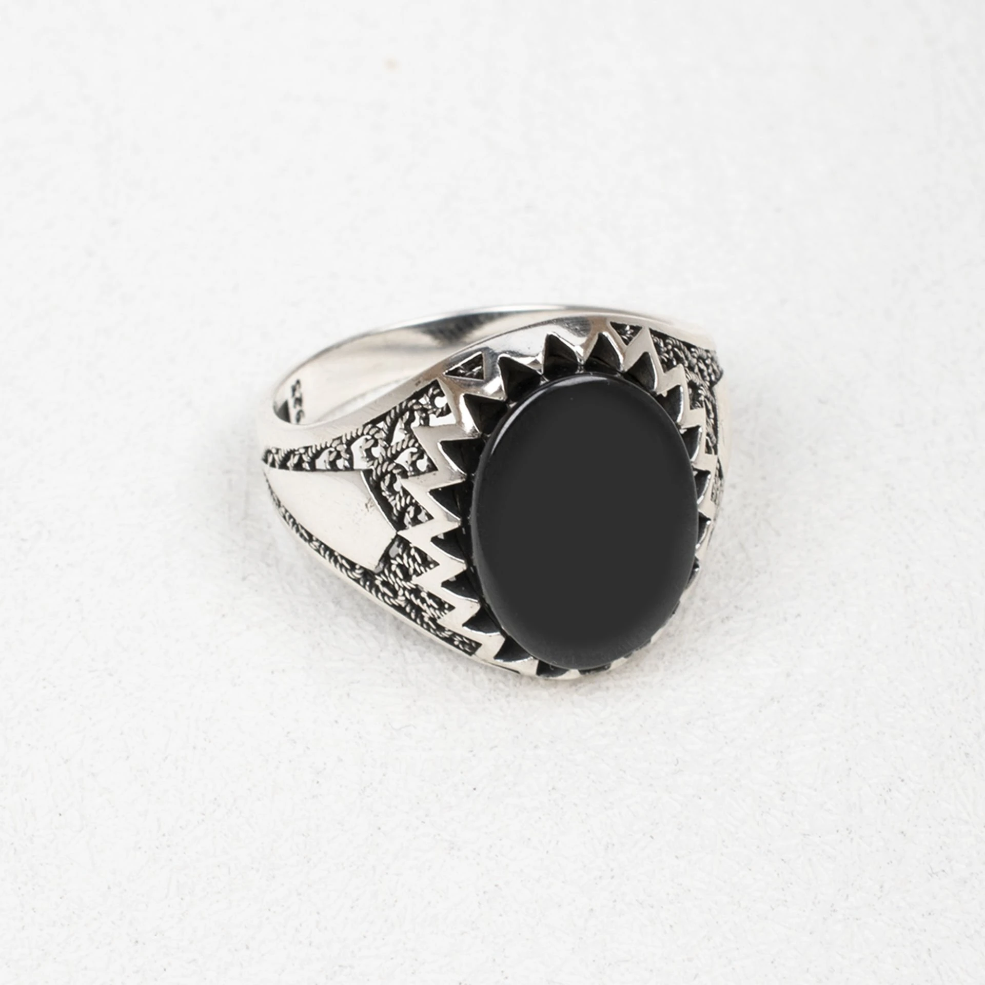 Nur Silver Oval Siyah Oniks Taşlı Taç Model Işlemeli Erkek Gümüş Yüzük NUR-EY00038