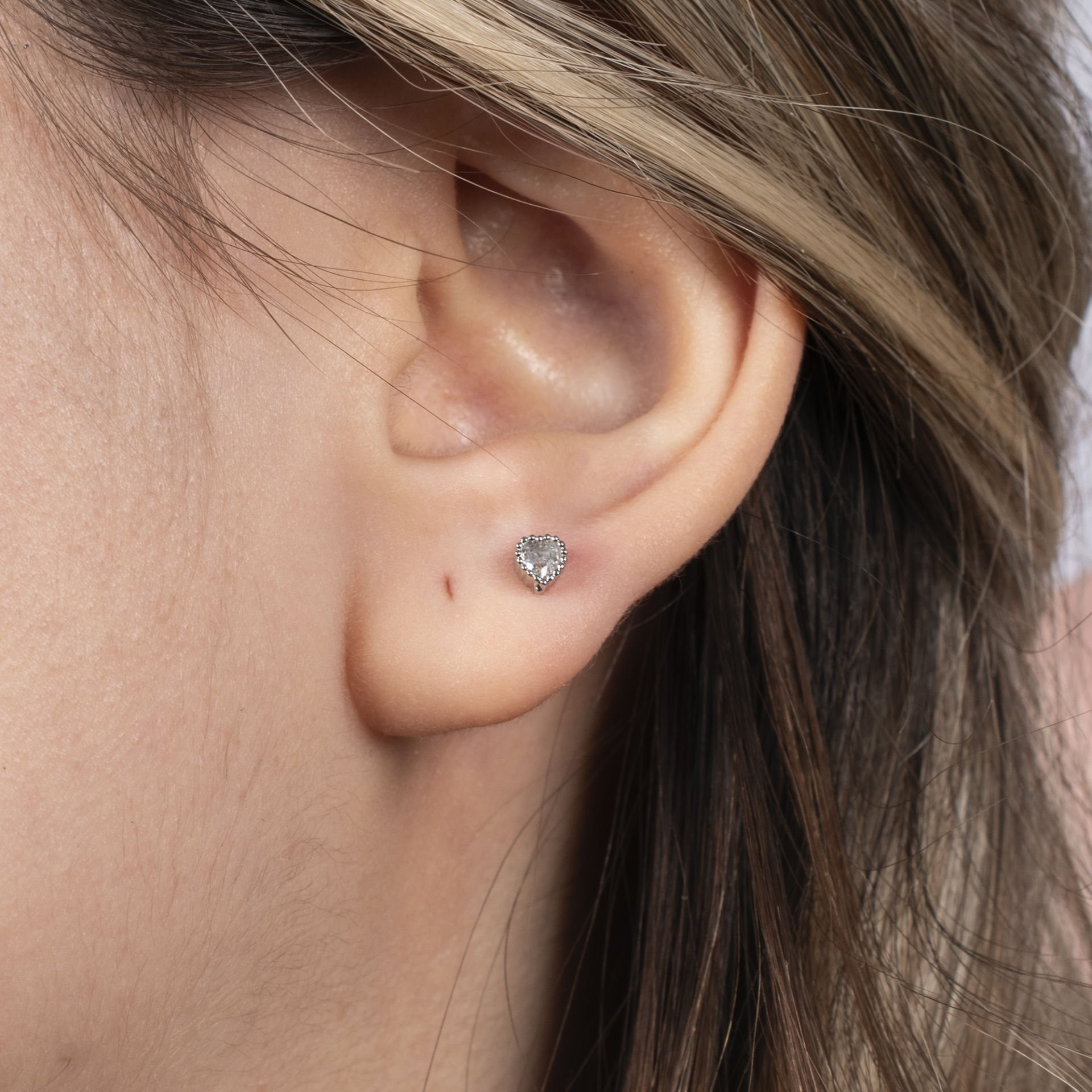 Nur Silver Çerçeveli Kalp Çelik Tragus Küpe NUR-KE03333