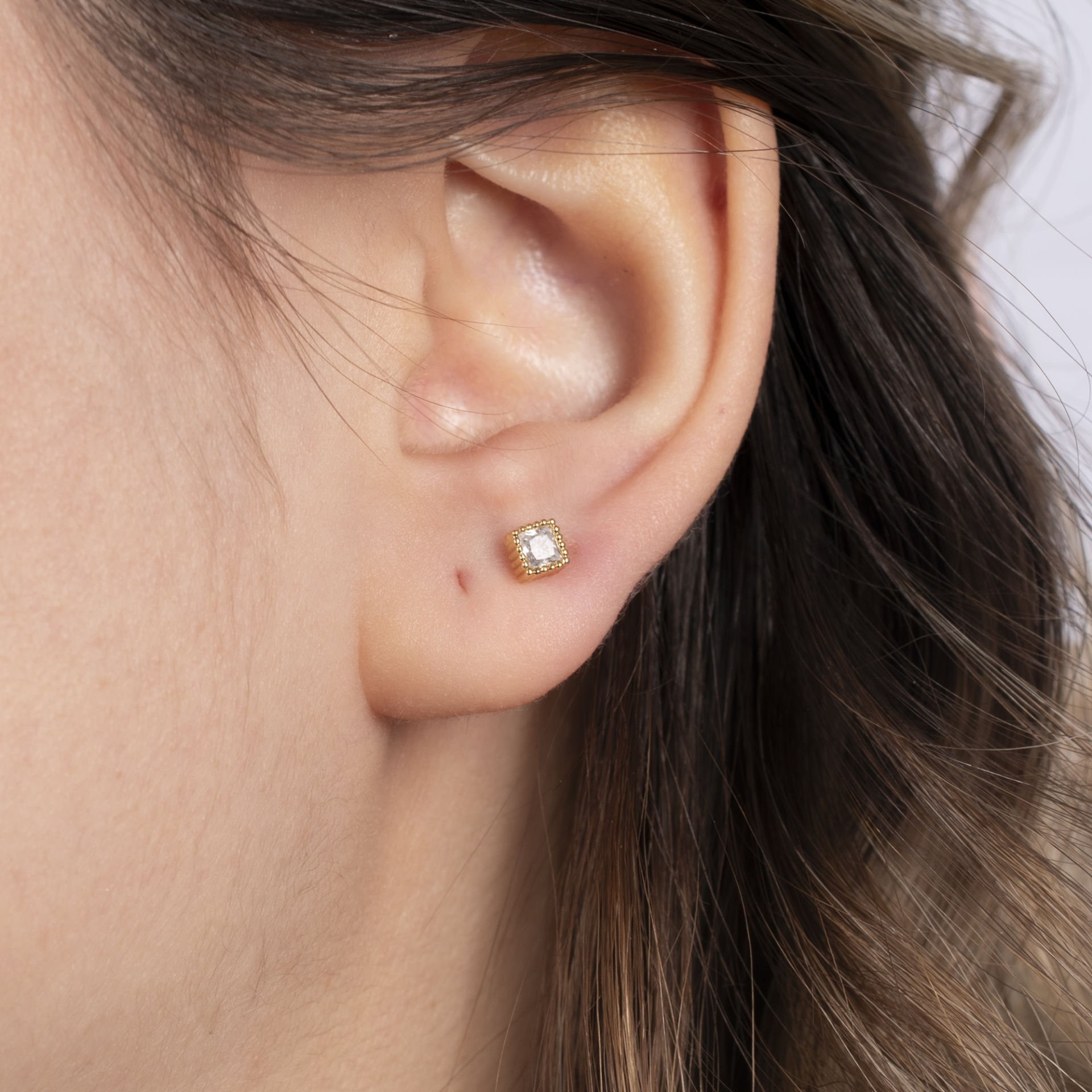 Nur Silver Kare Taşlı Gold renkli Çelik Tragus Küpe NUR-KE03263