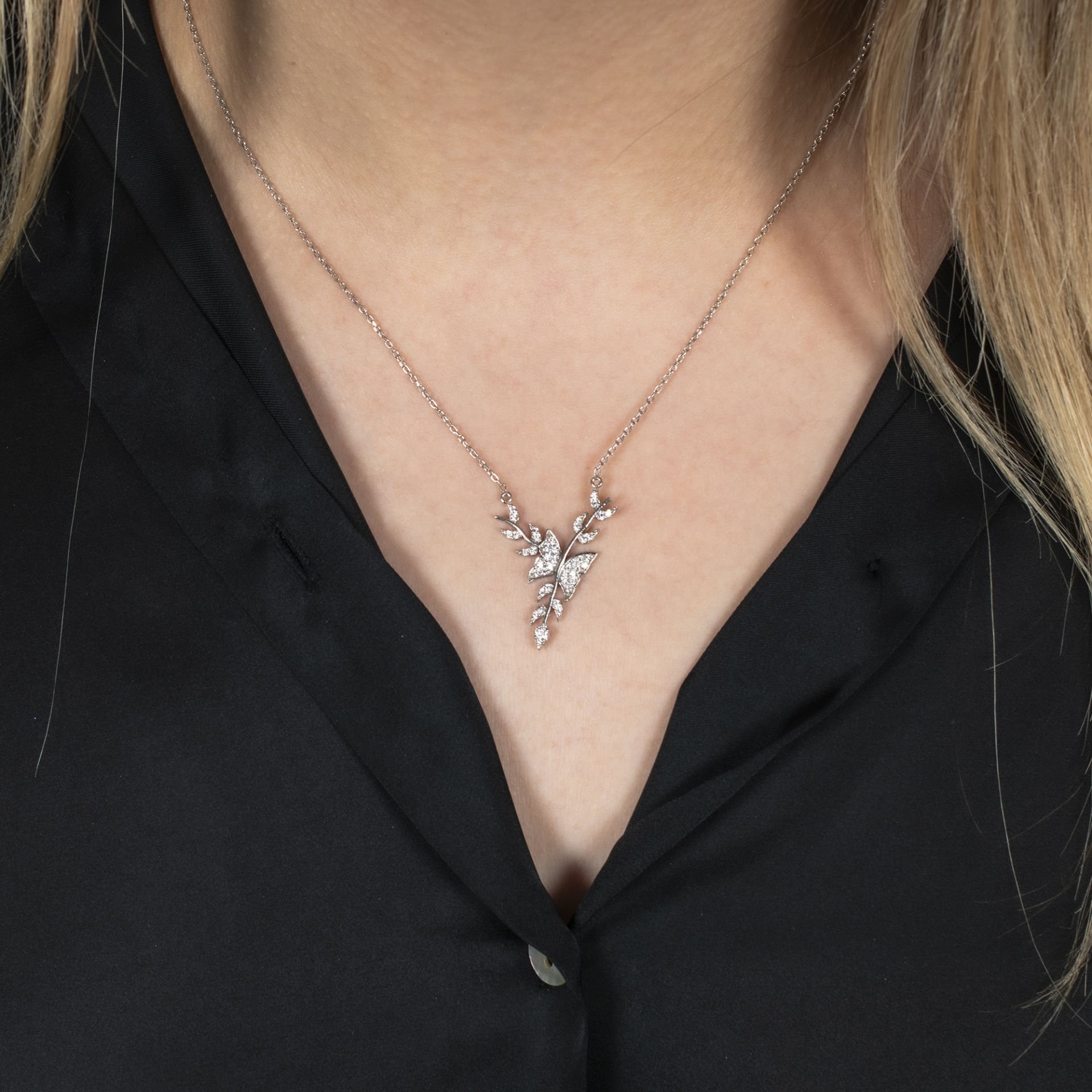 Nur Silver Defne Yaprağındaki Kelebek Gümüş Kolye NUR-KL00241