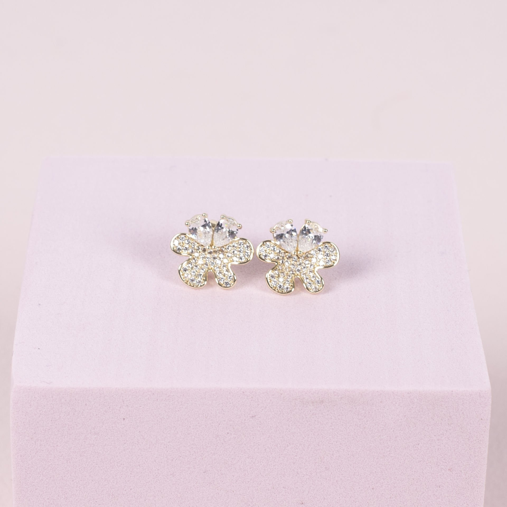Nur Silver Taşlı Çiçek Çelik Küpe NUR-CP00264