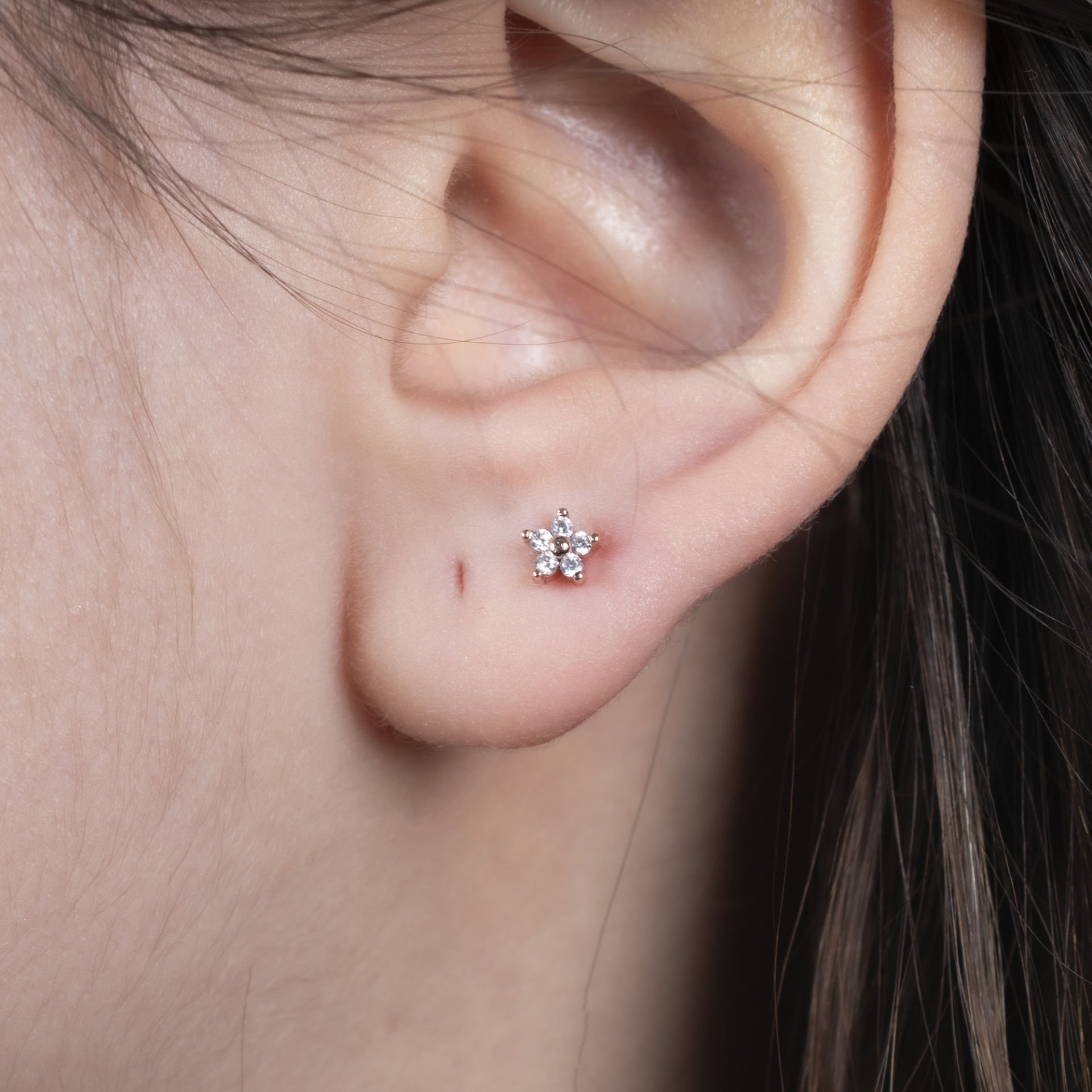 Nur Silver Küçük Çiçek Çelik Tragus Küpe NUR-KE03271