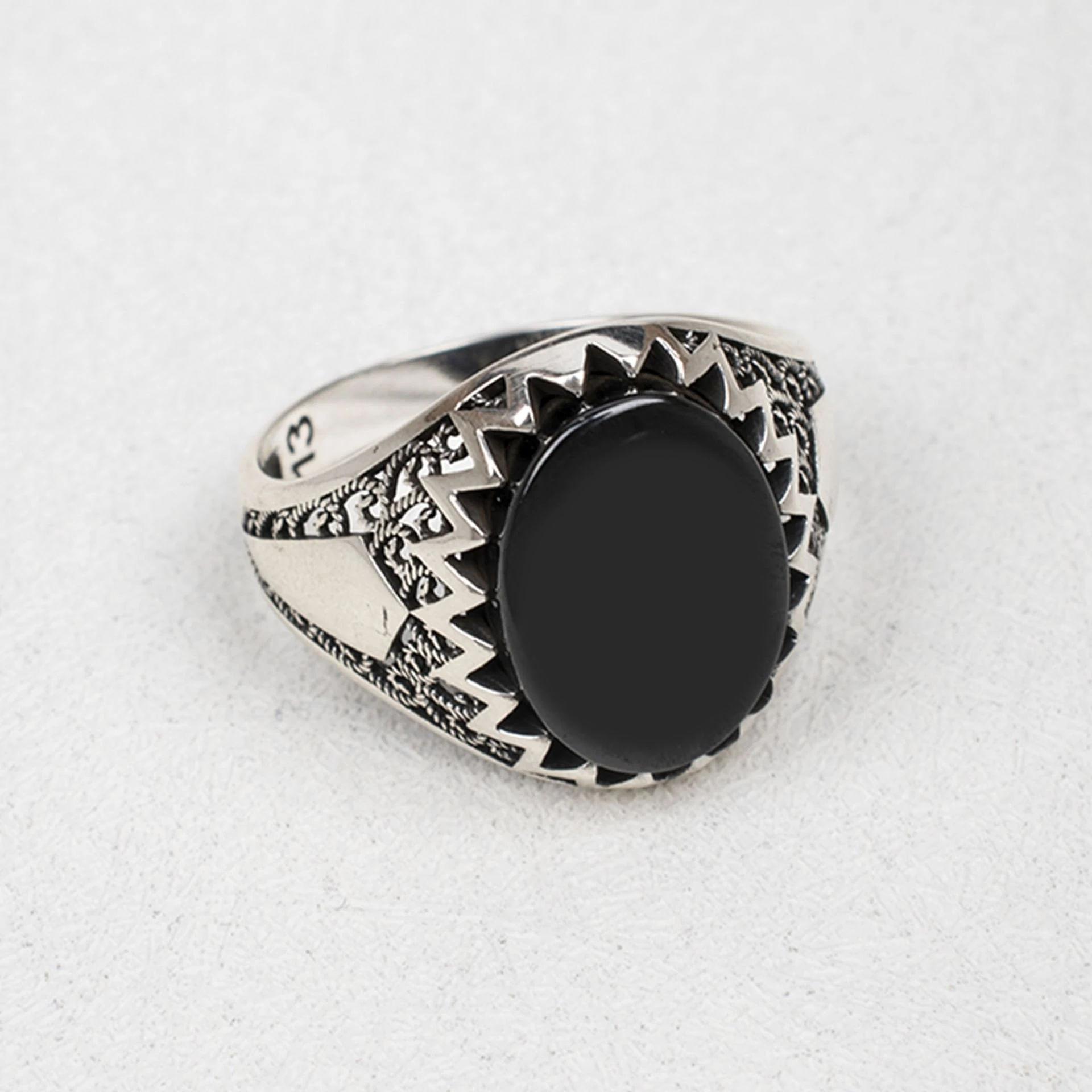 Nur Silver Oval Siyah Oniks Taşlı Taç Model Işlemeli Erkek Gümüş Yüzük NUR-EY00038