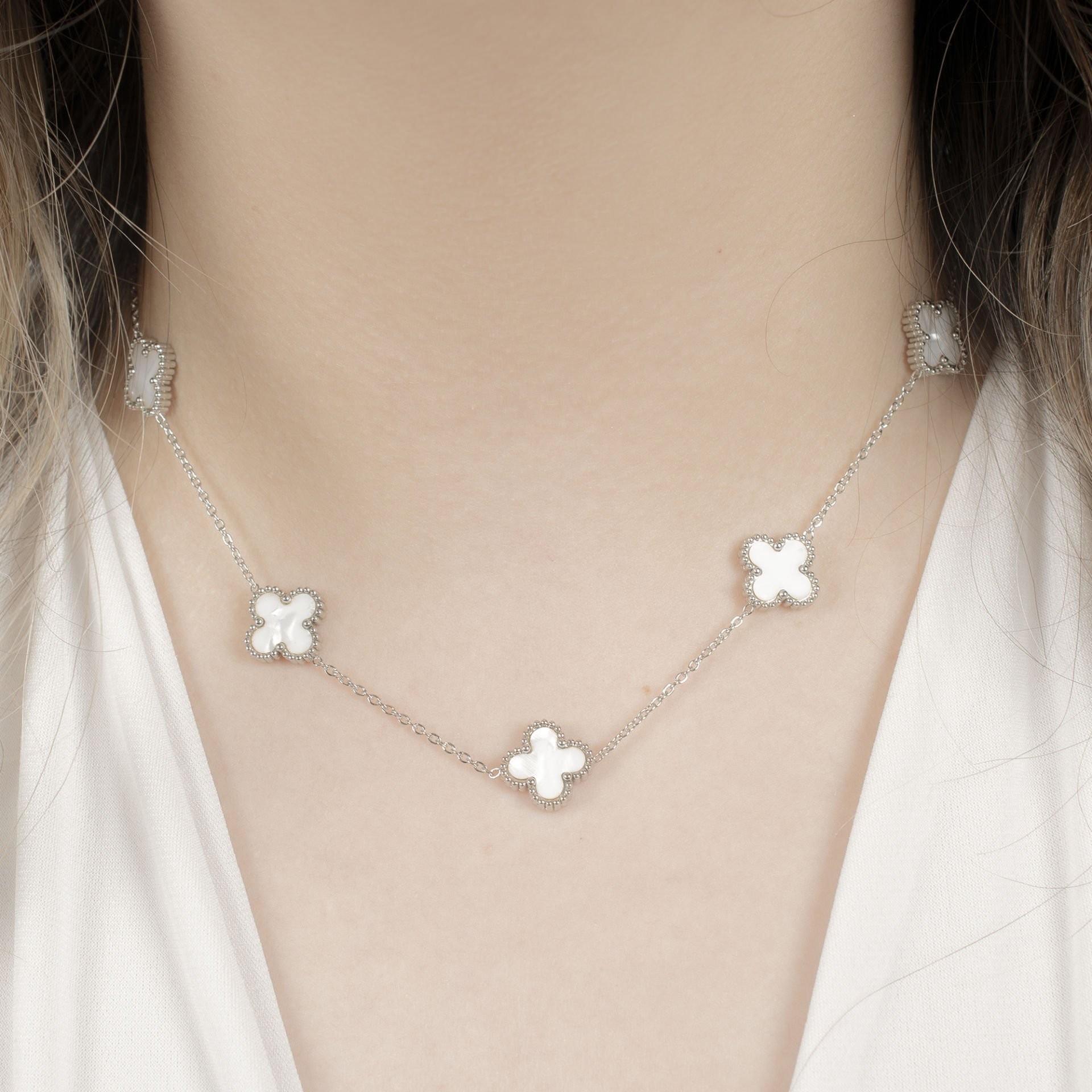 Nur Silver Beyaz Çift Taraflı Yonca Çelik Kolye NUR-CL00399