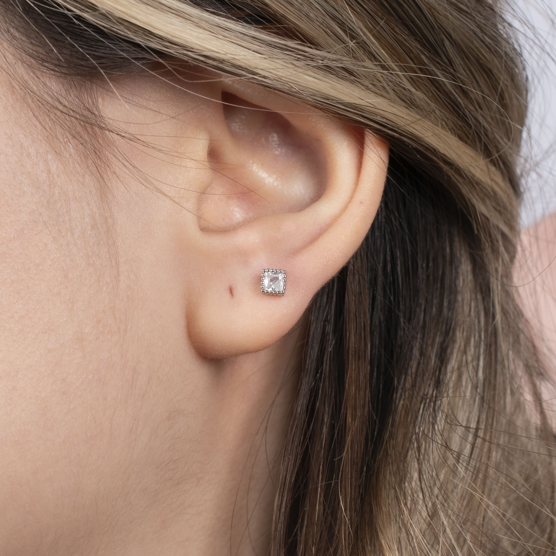Nur Silver Çerçeveli Kare Zirkon Taş Çelik Tragus Küpe NUR-KE03335