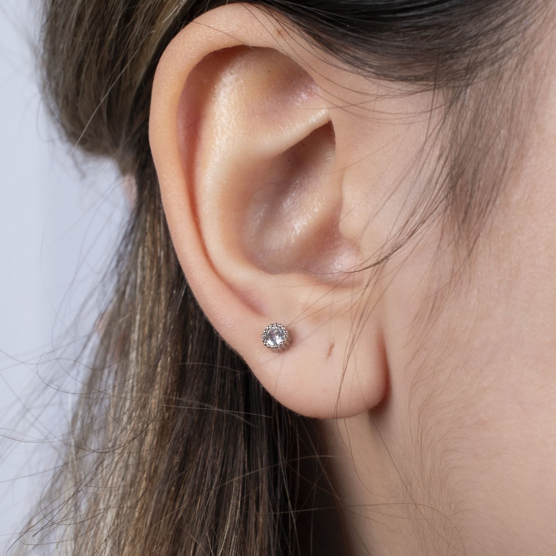 Nur Silver Çerçeveli Yuvarlak Zirkon Taşlı Çelik Tragus Küpe NUR-KE03330