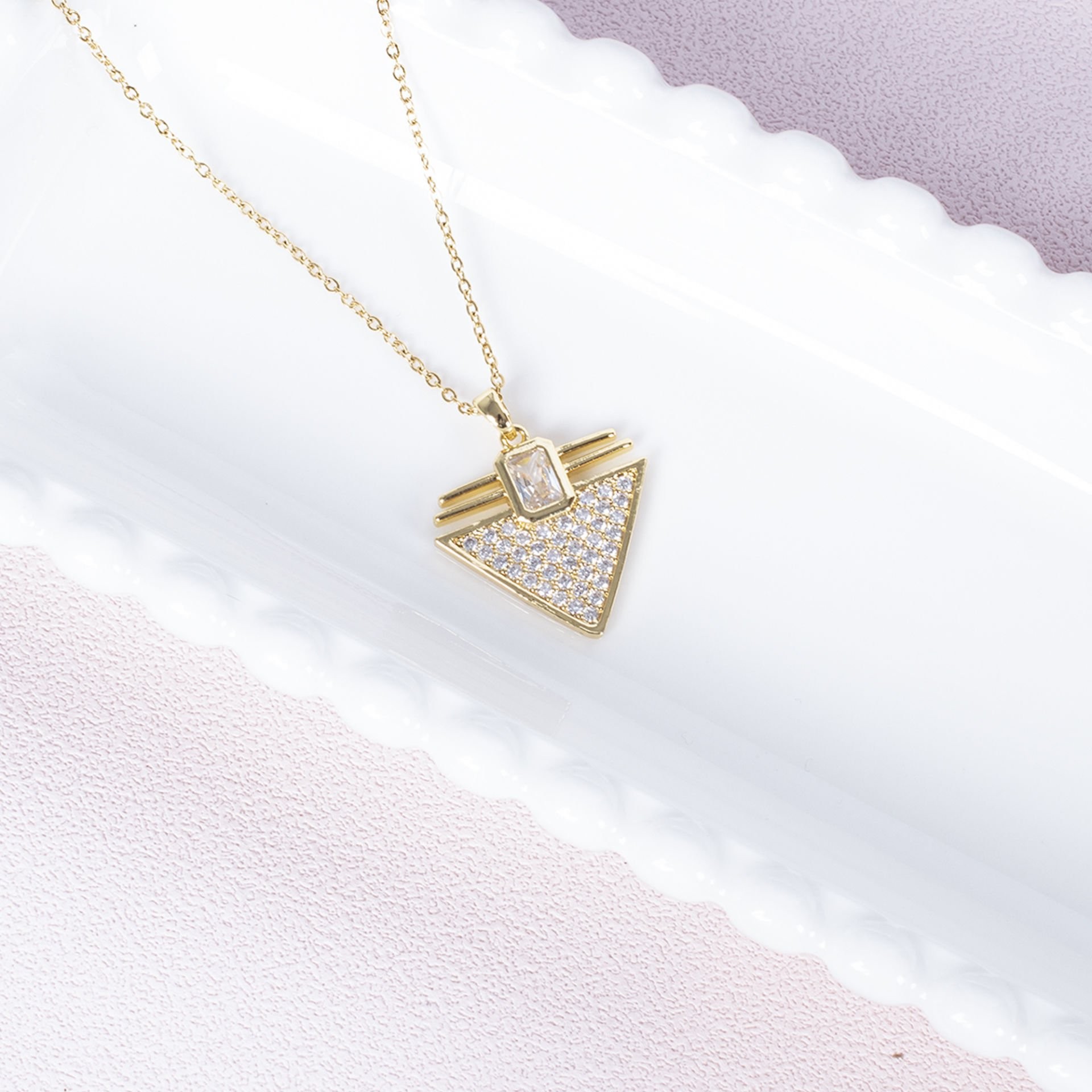 Nur Silver Taşlı Üçgen Gold Çelik kolye NUR-CL00352