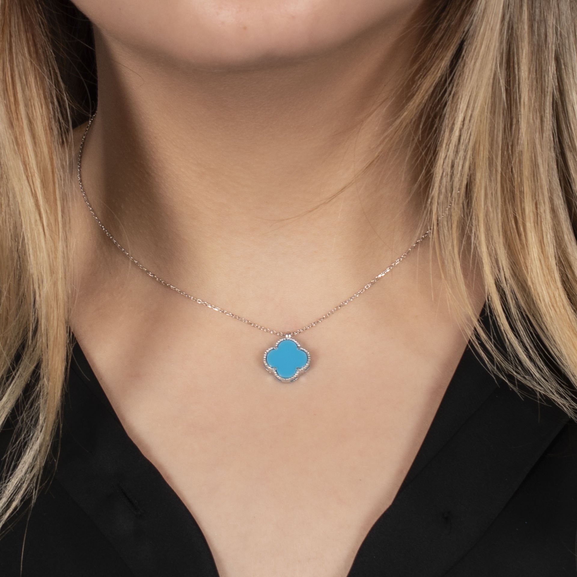 Nur Silver Beyaz Zirkon Çerçeveli Mavi Yonca Gümüş Kolye NUR-KY03161