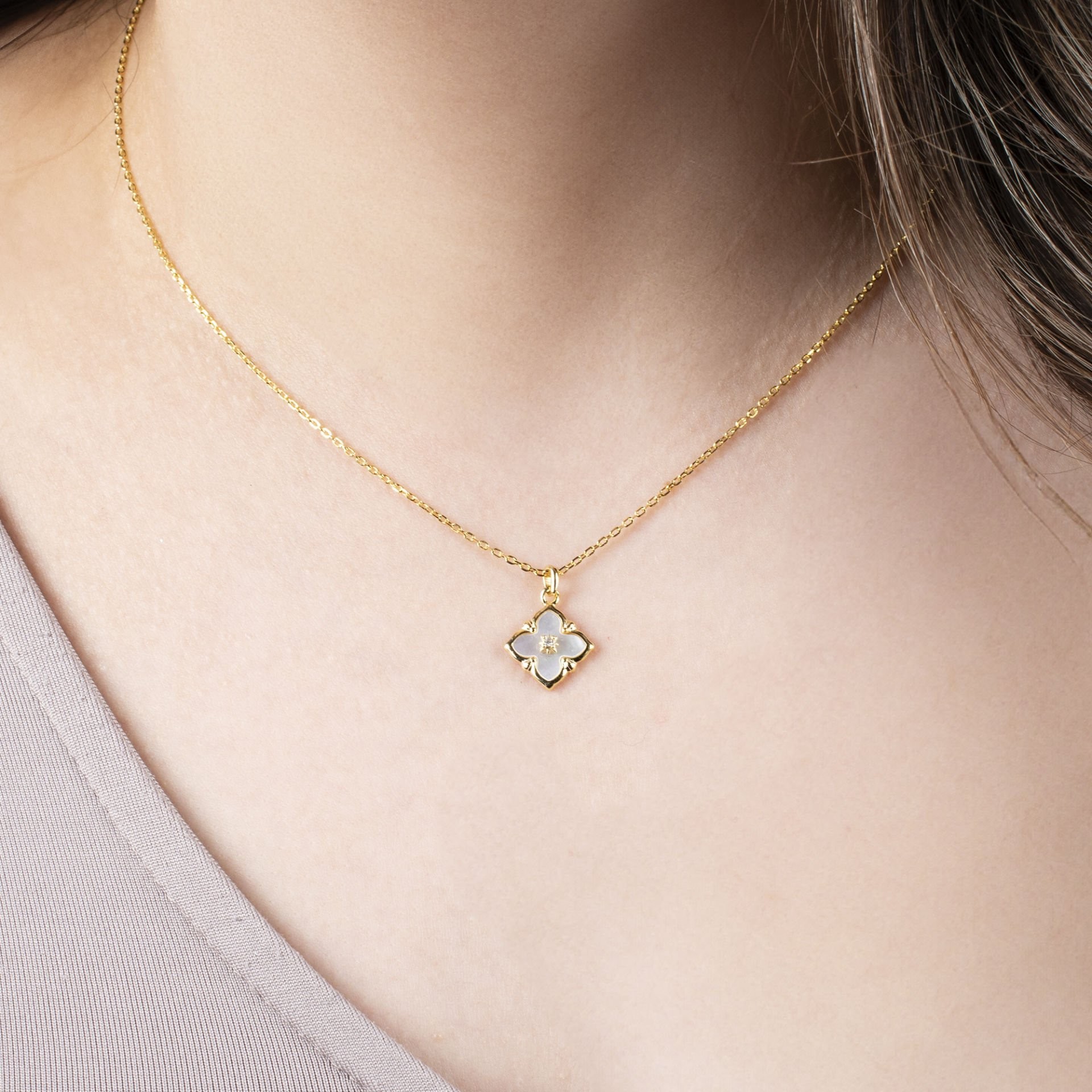 Nur Silver Beyaz Mineli Gold Detaylı Gümüş Kolye NUR-KL00303