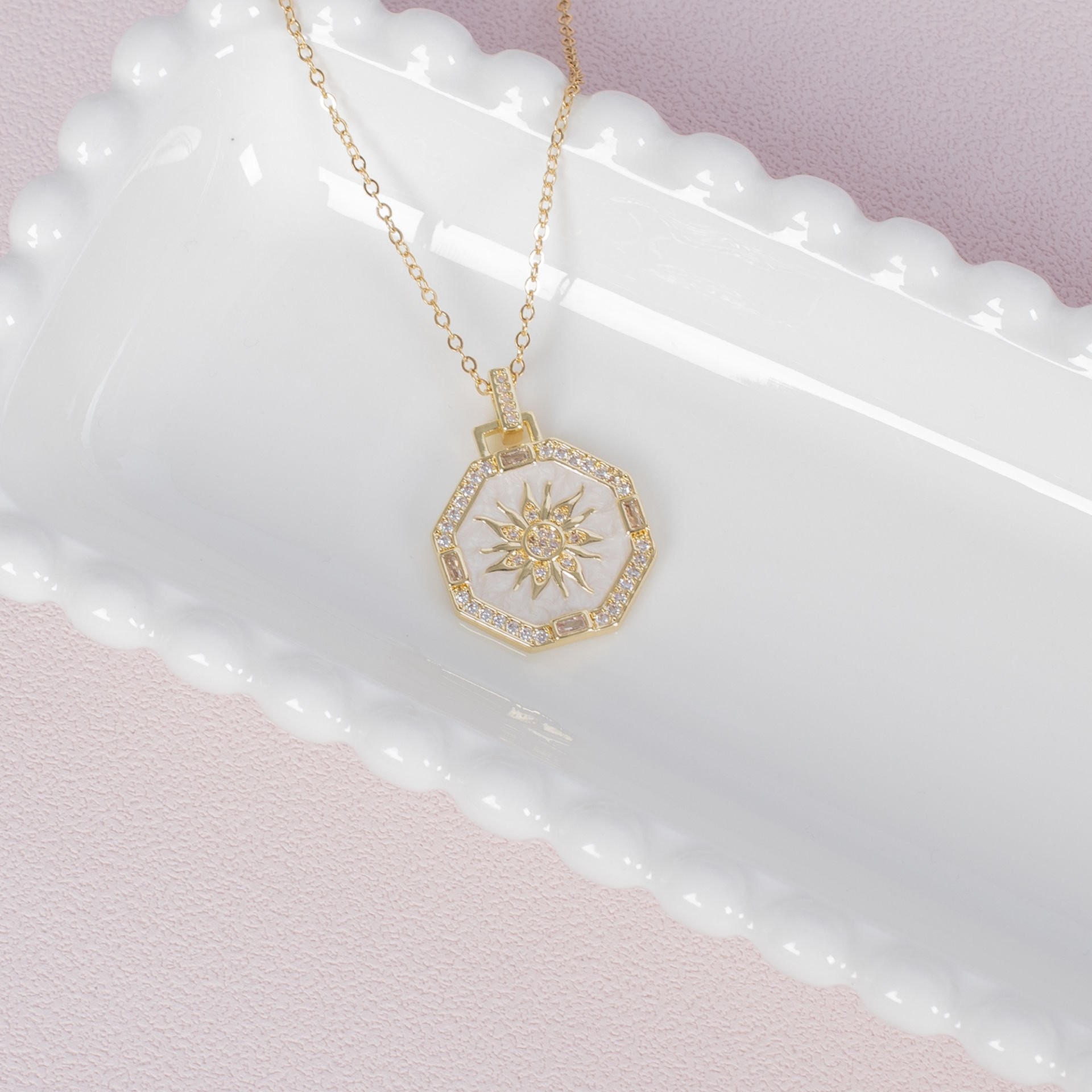 Nur Silver Güneş Detay Beyaz Sedefli Madalyon Gold Çelik Kolye NUR-CL00391