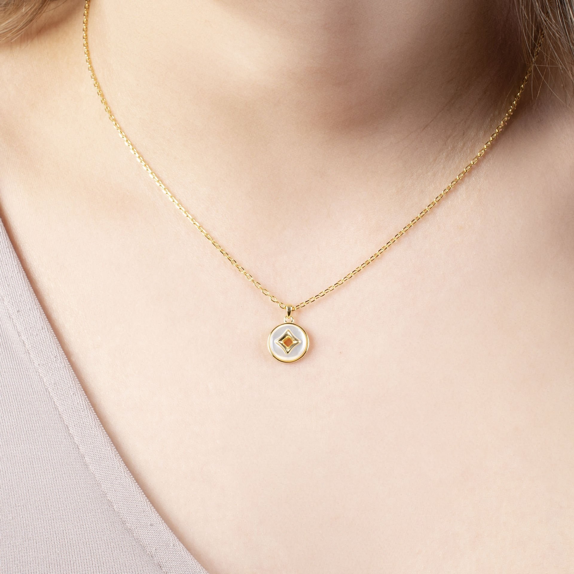 Nur Silver Beyaz Mineli Gold Detaylı Gümüş Kolye NUR-KL00301