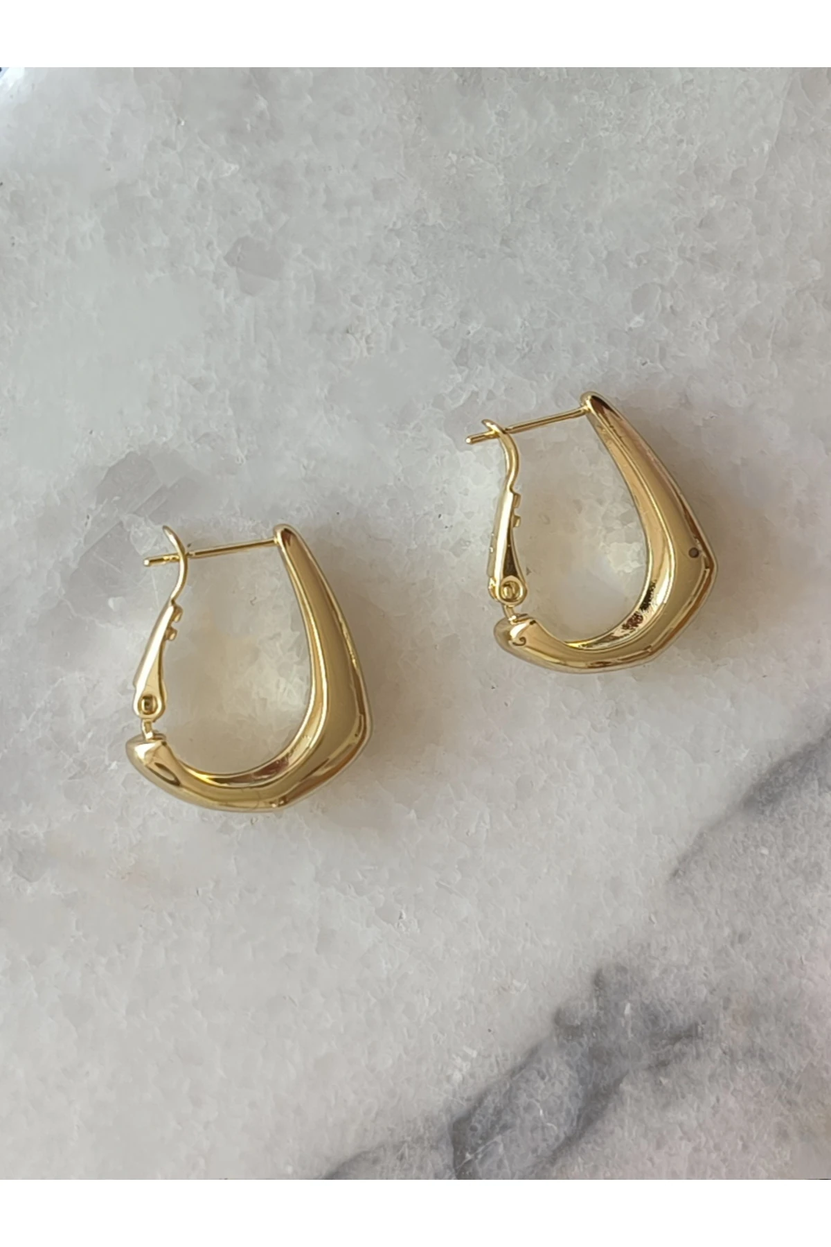 Altın Kaplama Oval Köşeli Basic Model Küpe Kararmaz 14K Rengindedir 2cm en 0,6mm