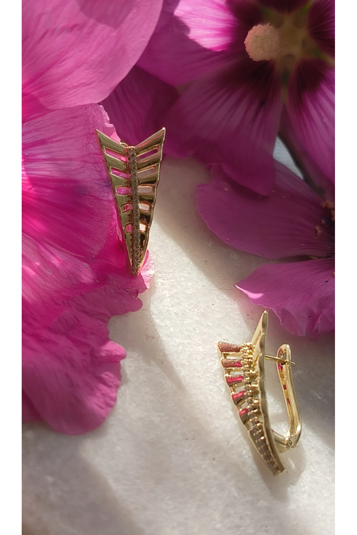 Altın Kaplama V Model Modern Küpe Kararmaz 14K Rengindedir 3 cm