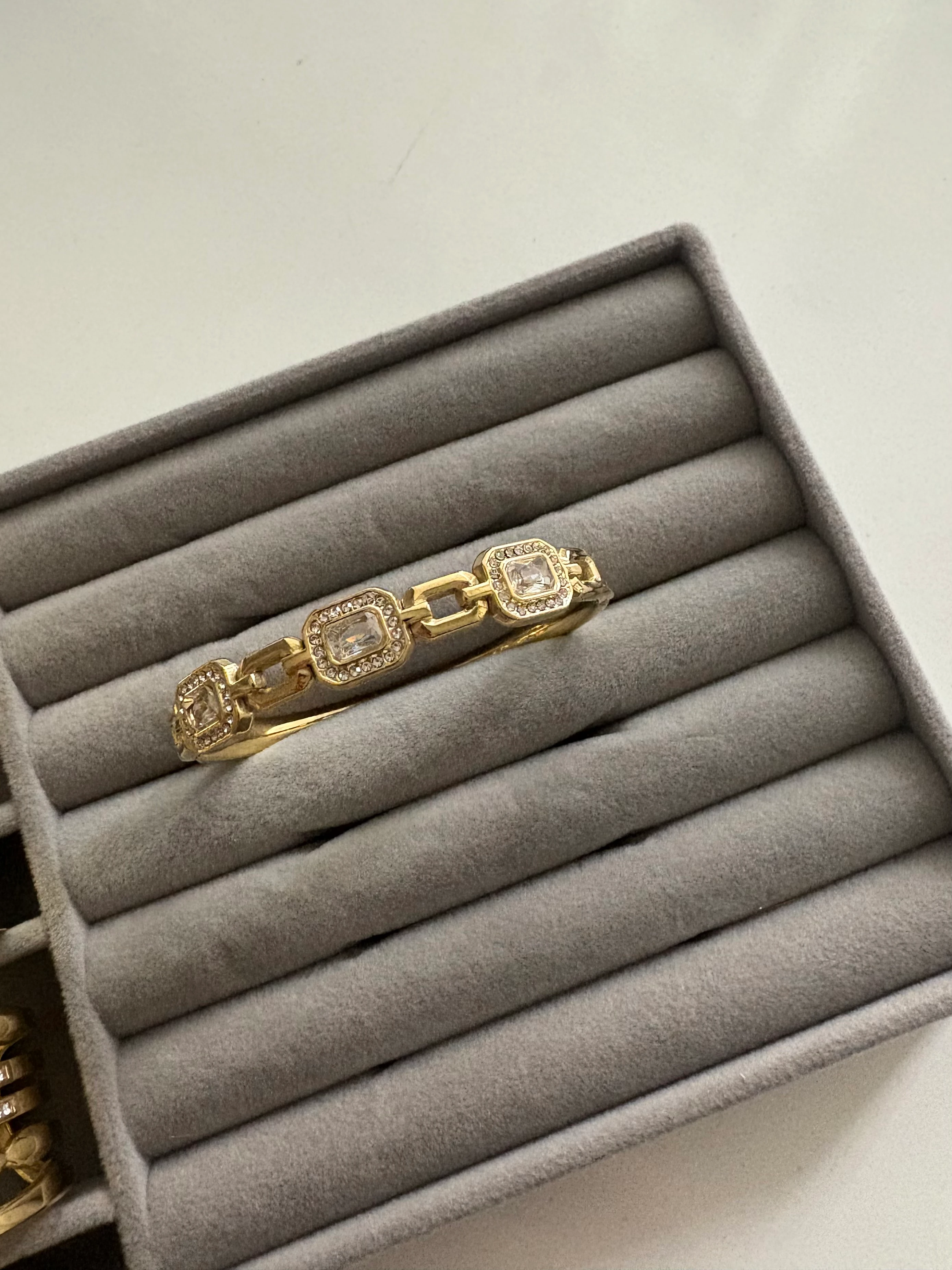 Kare ve Dikdörtgen Formlu Taş Detaylı Kelepçe