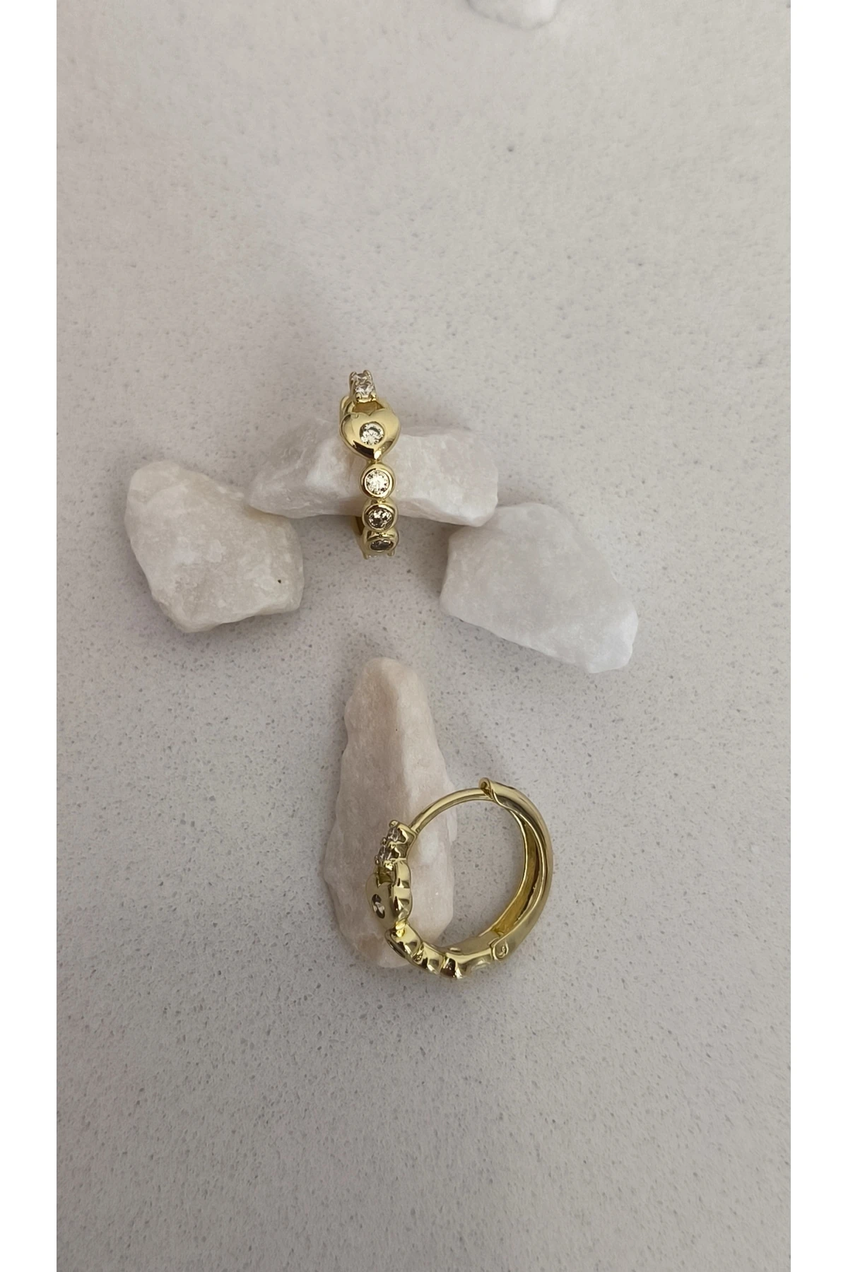 Altın Kaplama İnce Yarım Su Yolu Kalp Detaylı Küpe Kararmaz 14K Rengindedir