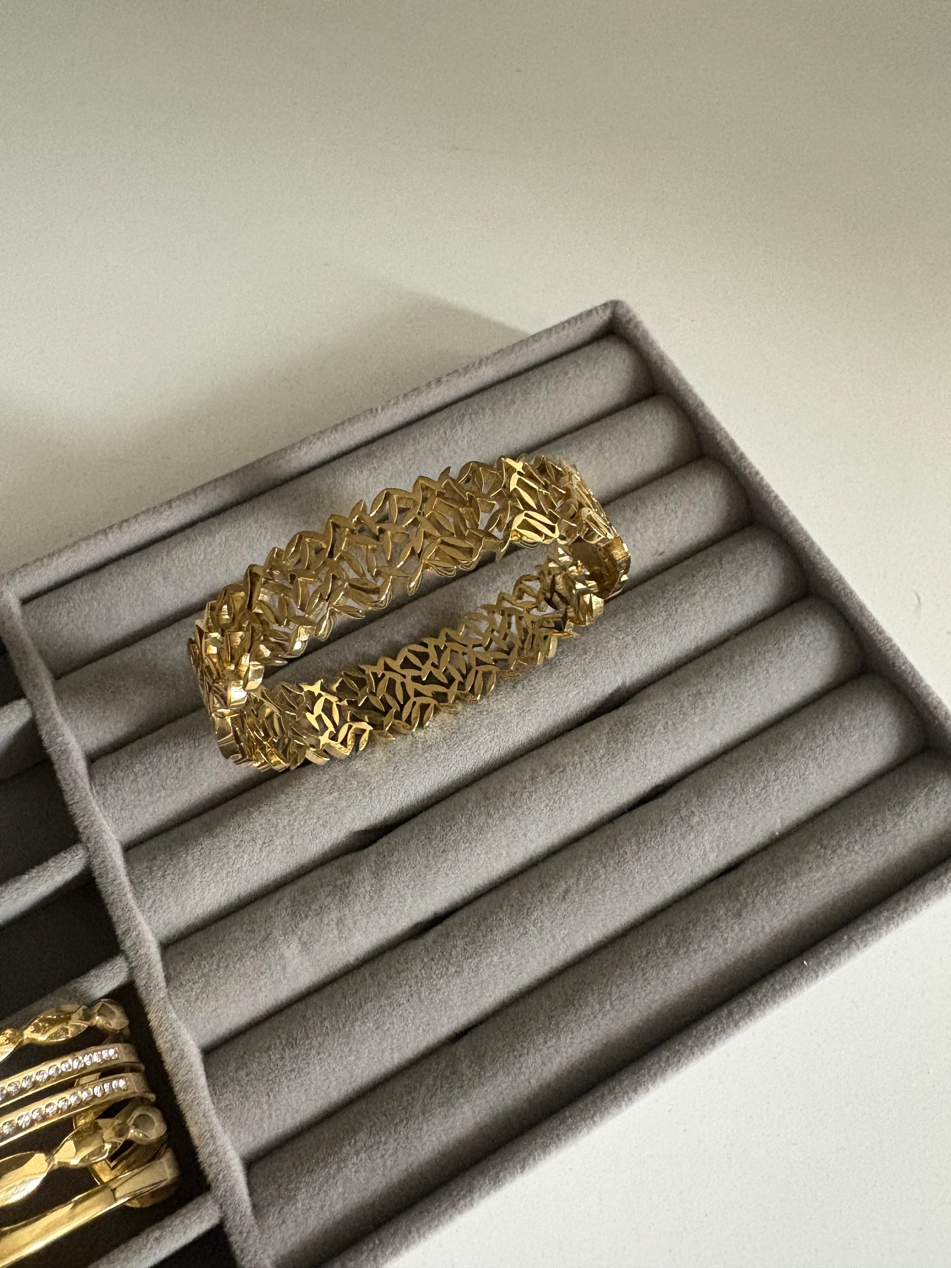 Dal Desenli Şık Tasarım Kelepçe