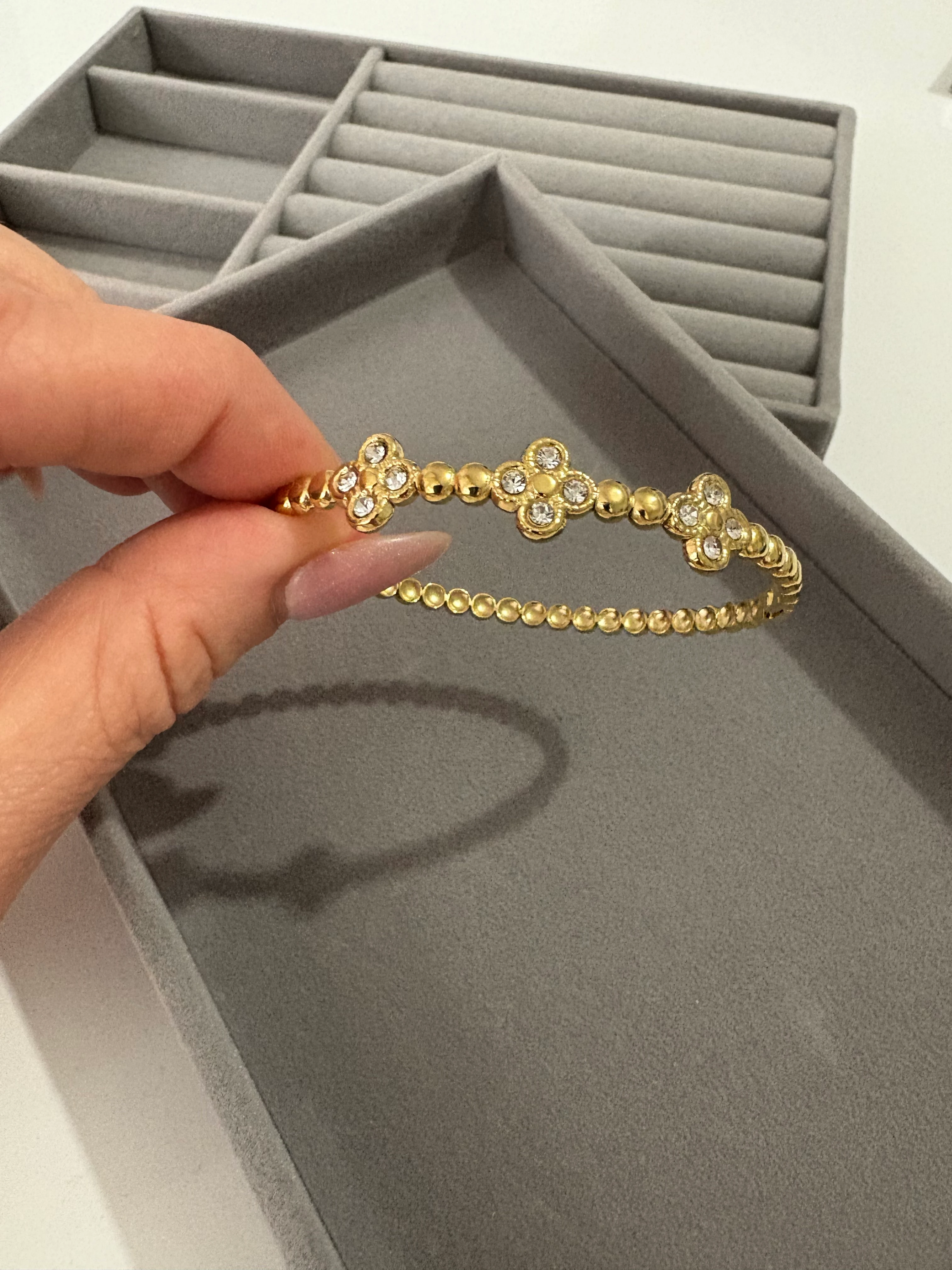 Üç Yoncalı Kelepçe