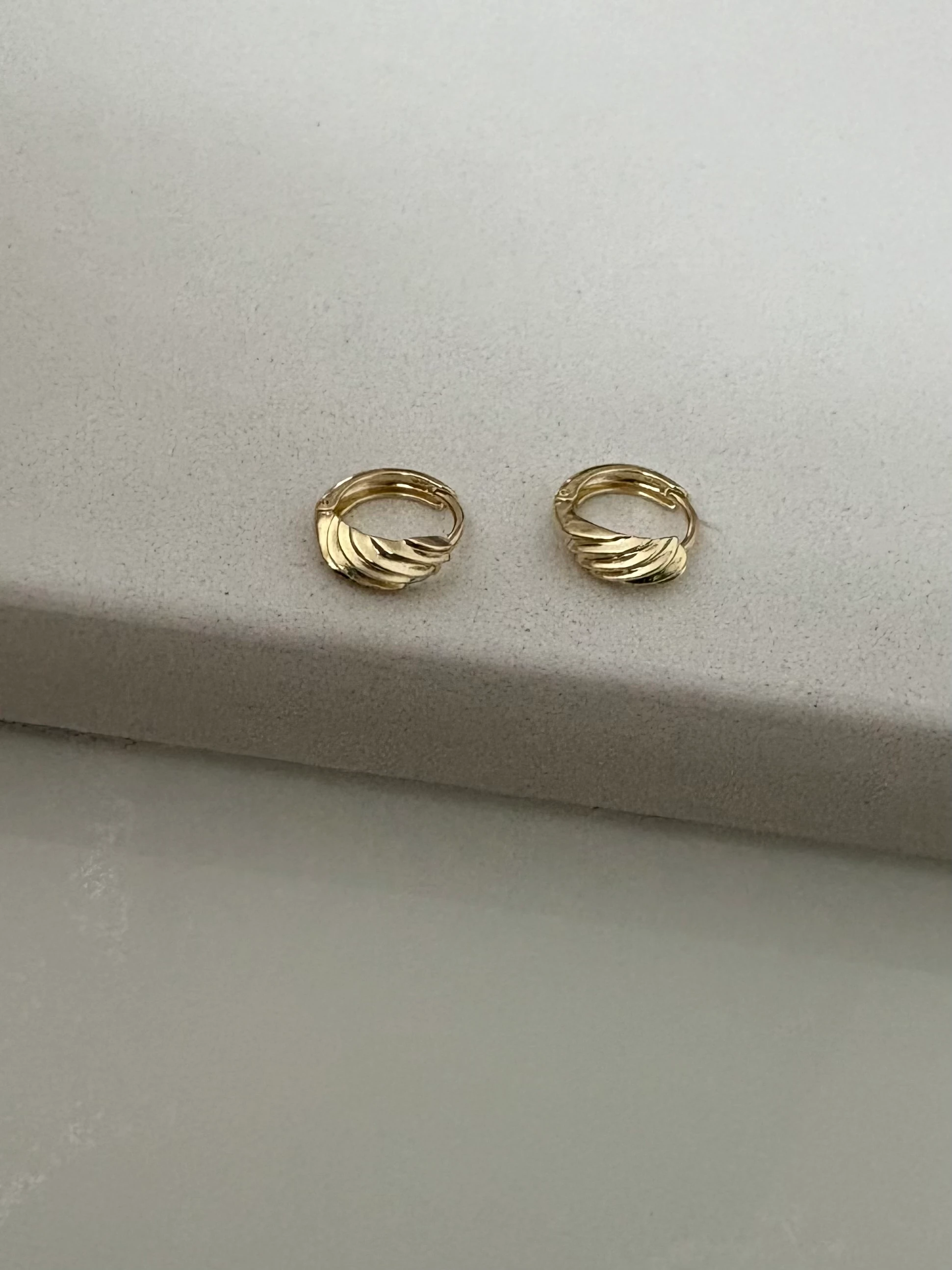 Altın Kaplama Küçük Burgu Model Küpe Kararmaz 14K Rengindedir