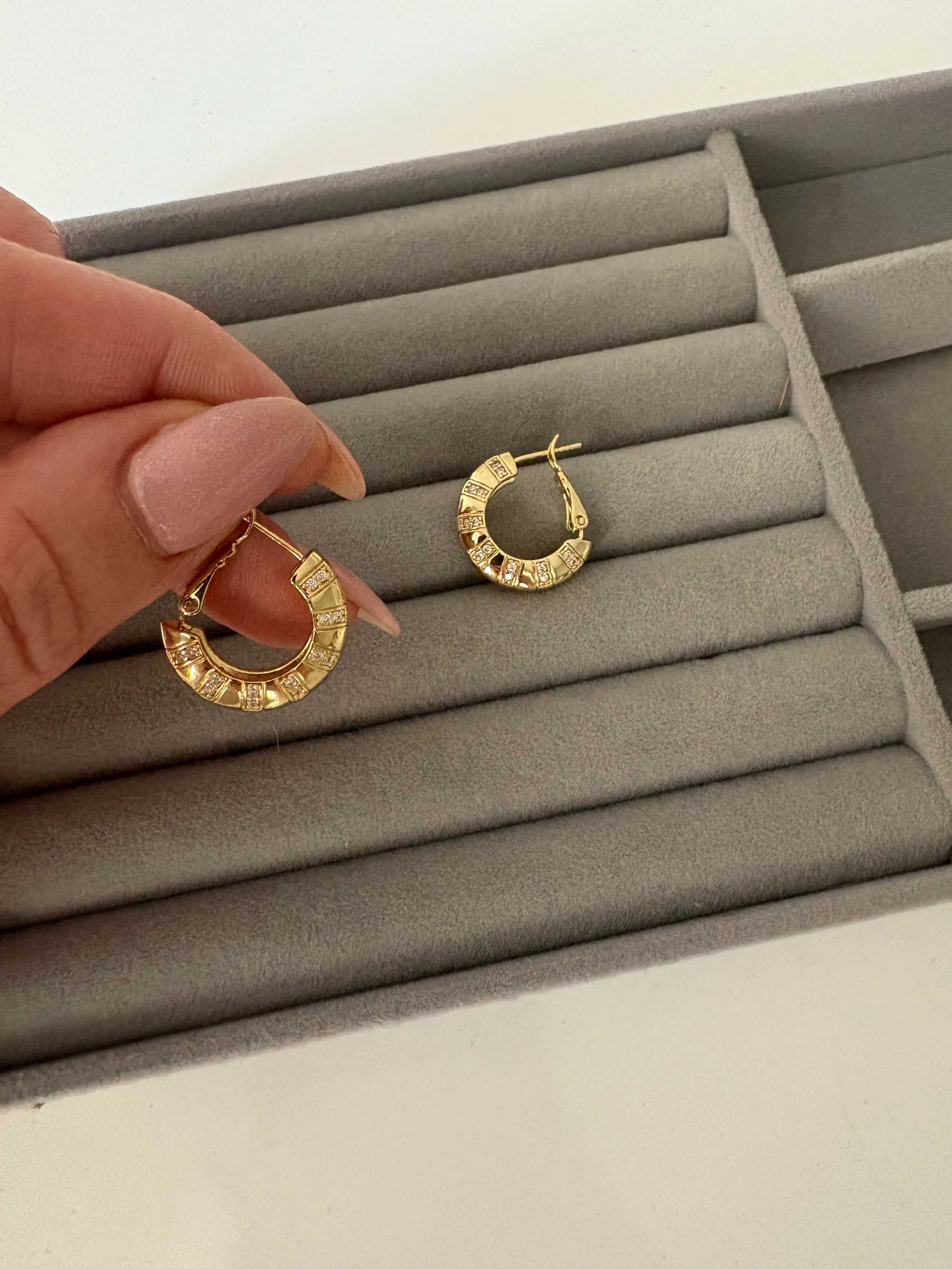 14K Renginde Halka Şerit Taşlı Modern Küpe