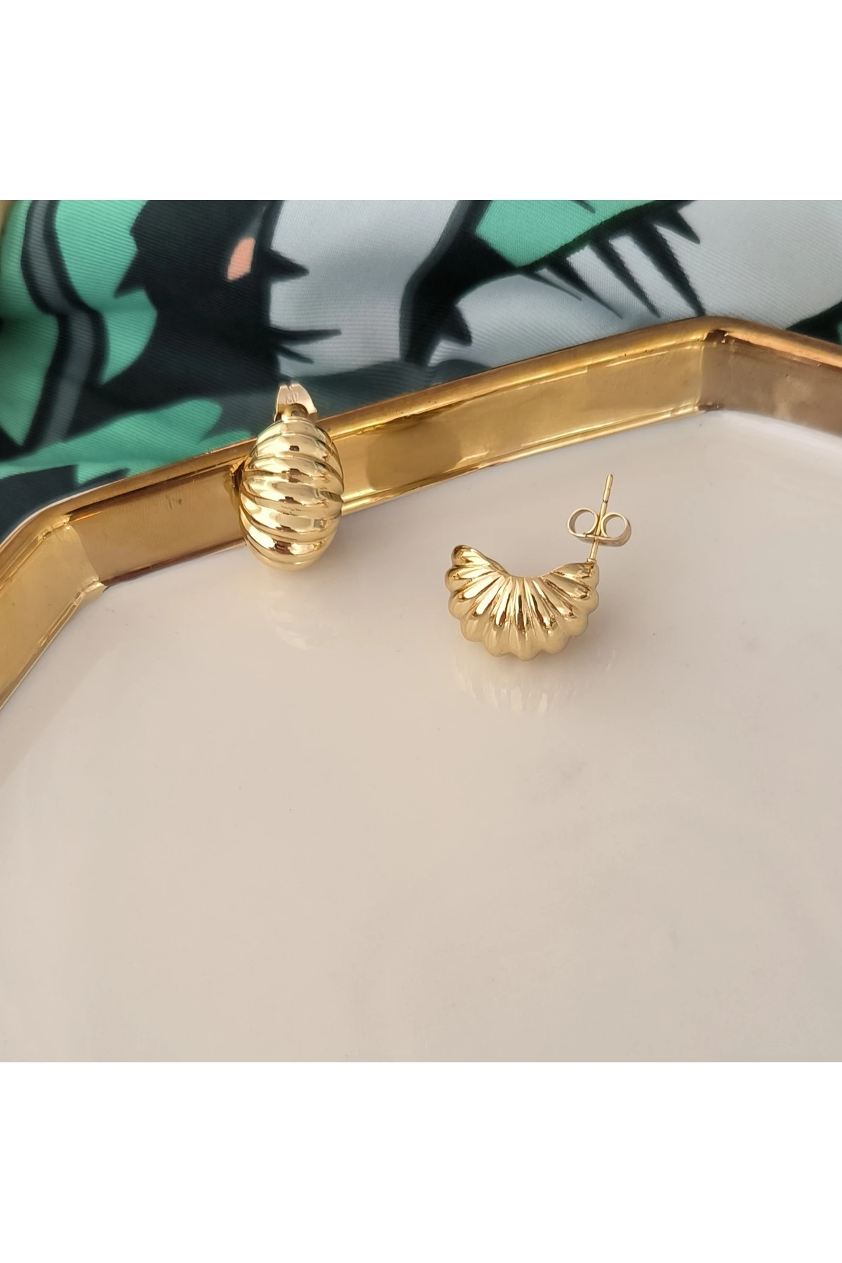 Altın Kaplama İstiridye Model Küpe Kararmaz 14K Rengindedir 3.5cm