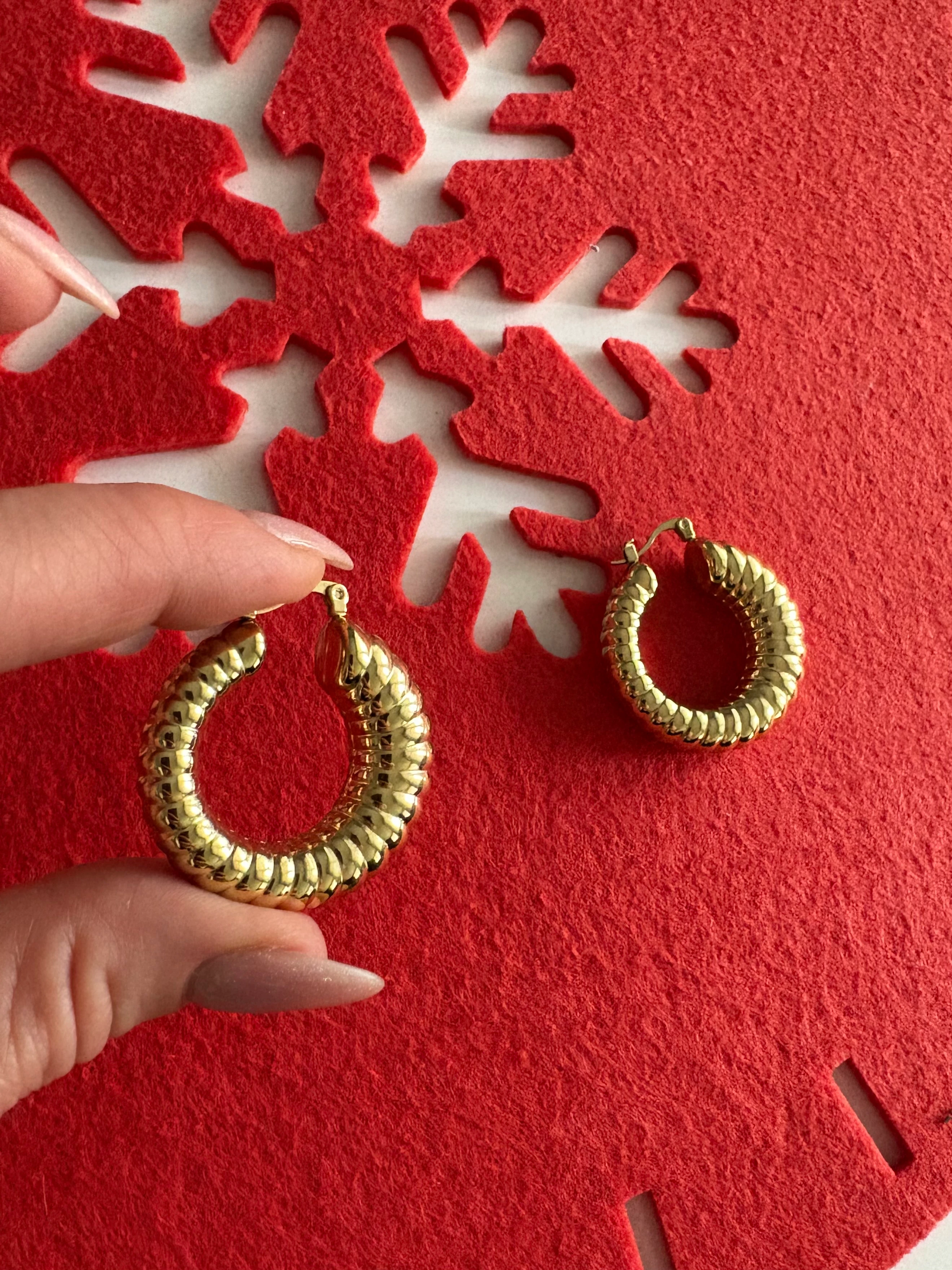 14K Renginde Halka Çizgili Küpe