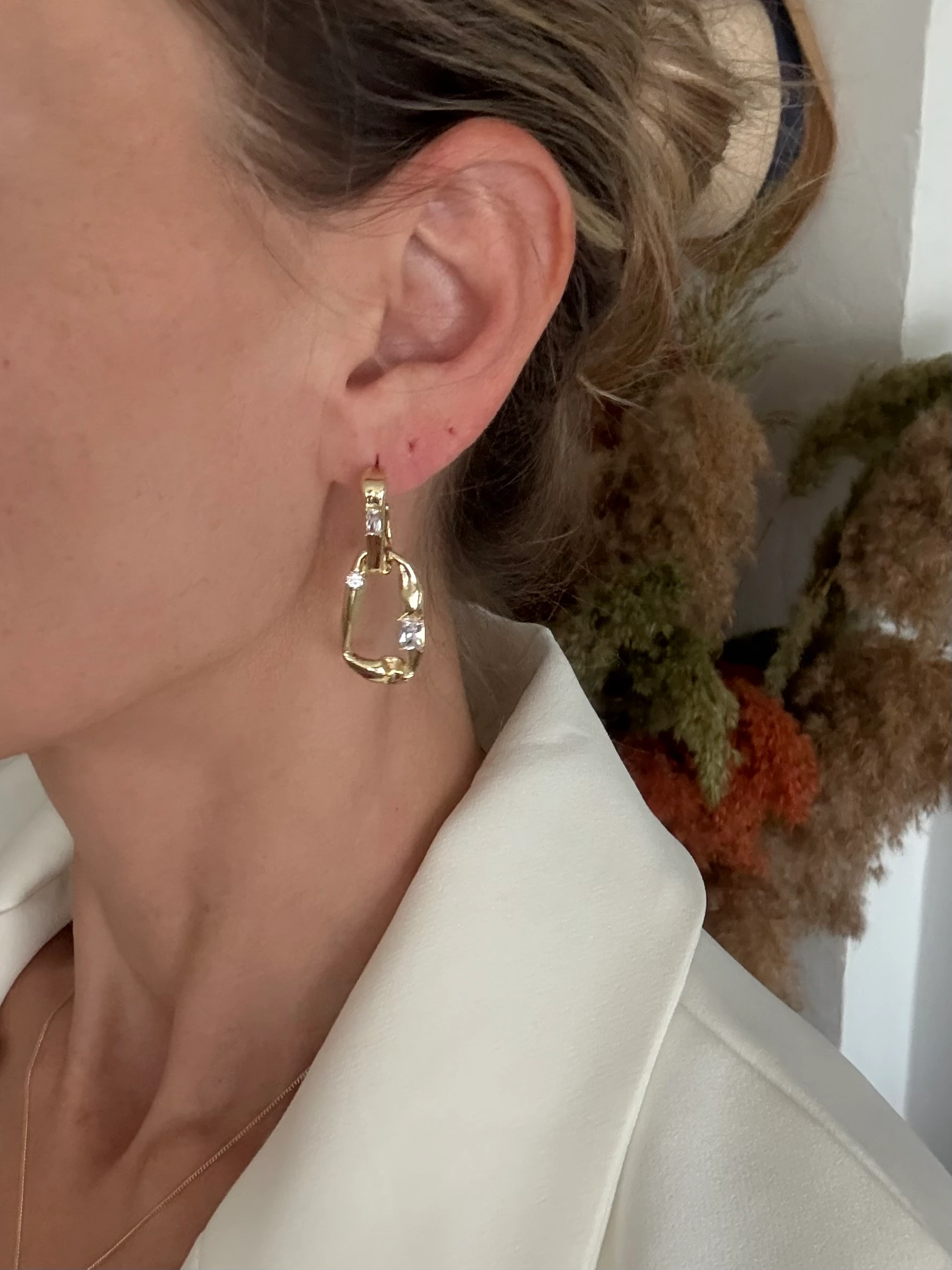 14K Renginde Asimetrik Geçmeli İki Halka Küpe