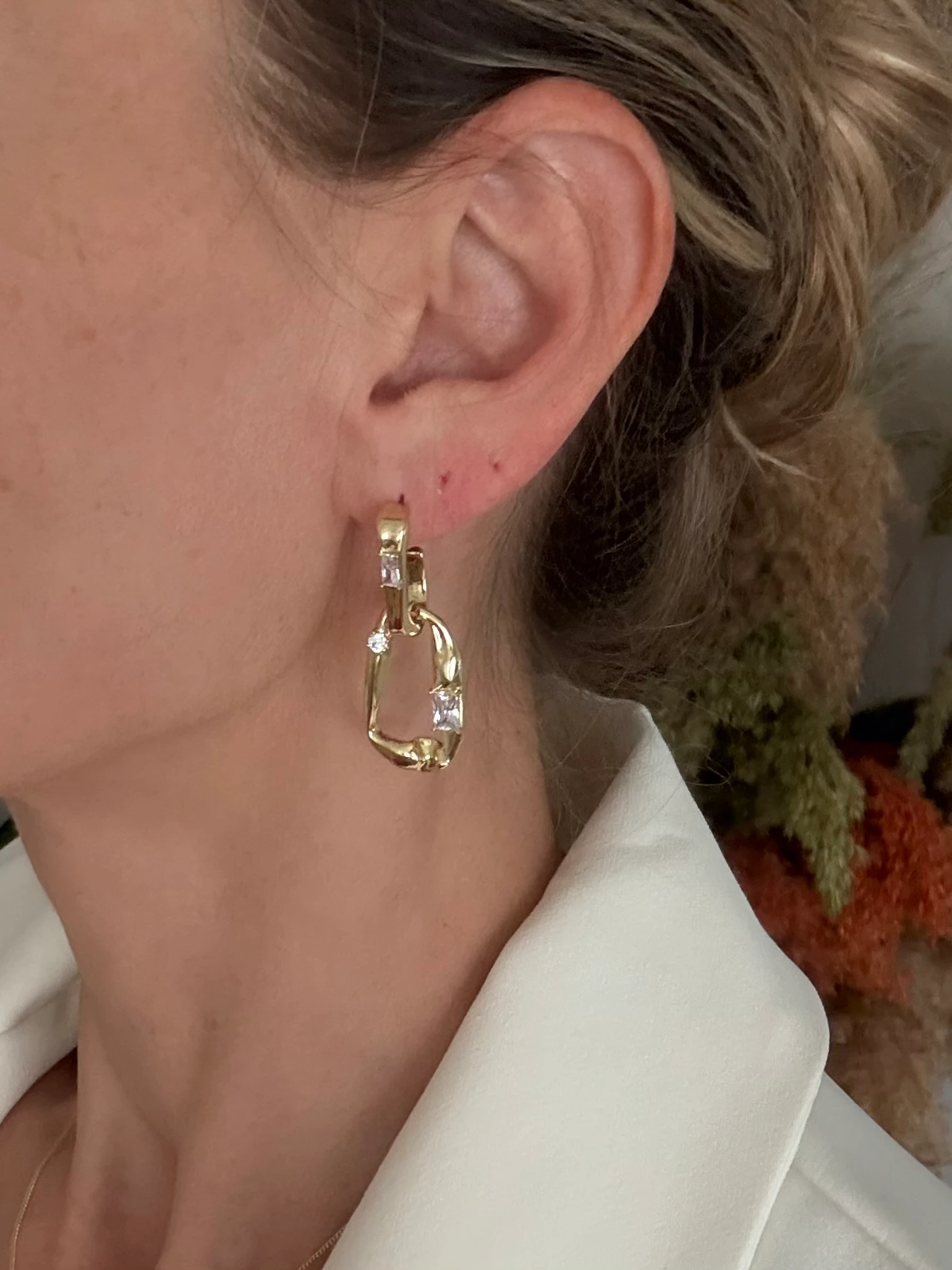 14K Renginde Asimetrik Geçmeli İki Halka Küpe