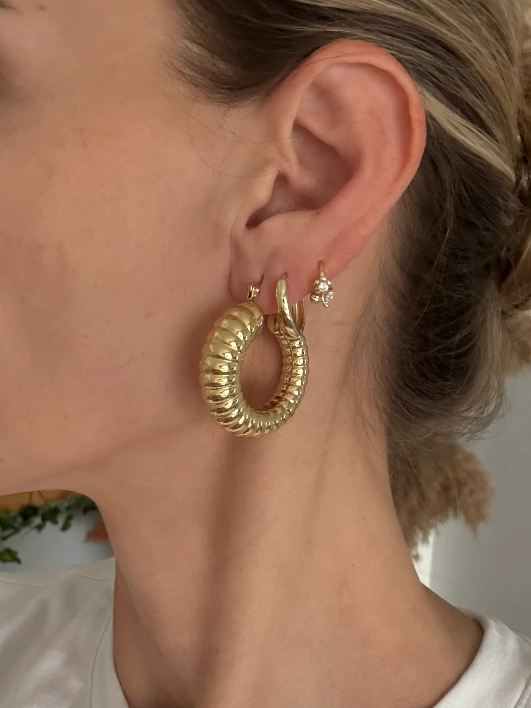 14K Renginde Halka Çizgili Küpe