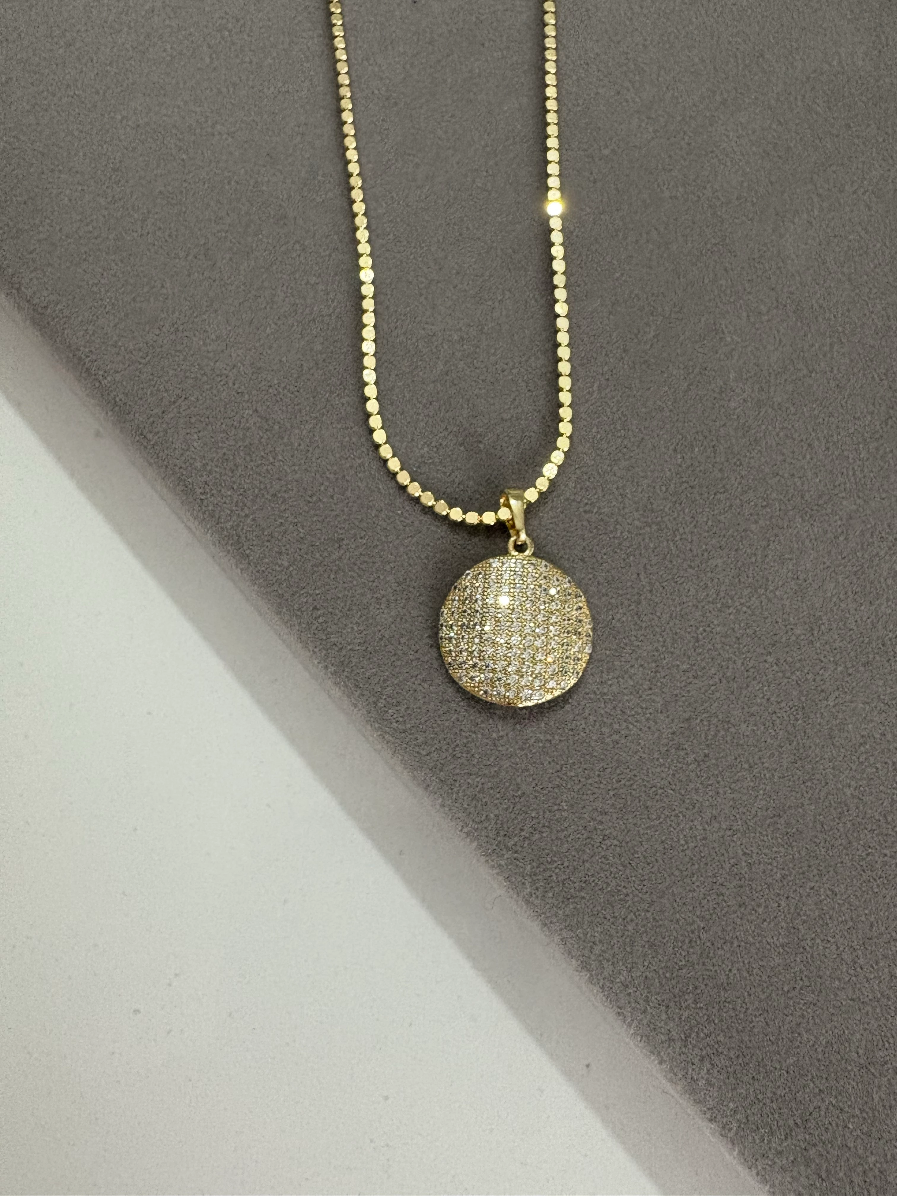 14K Renginde Yuvarlak Montür Taşlı Pul Ezme Model Kolye