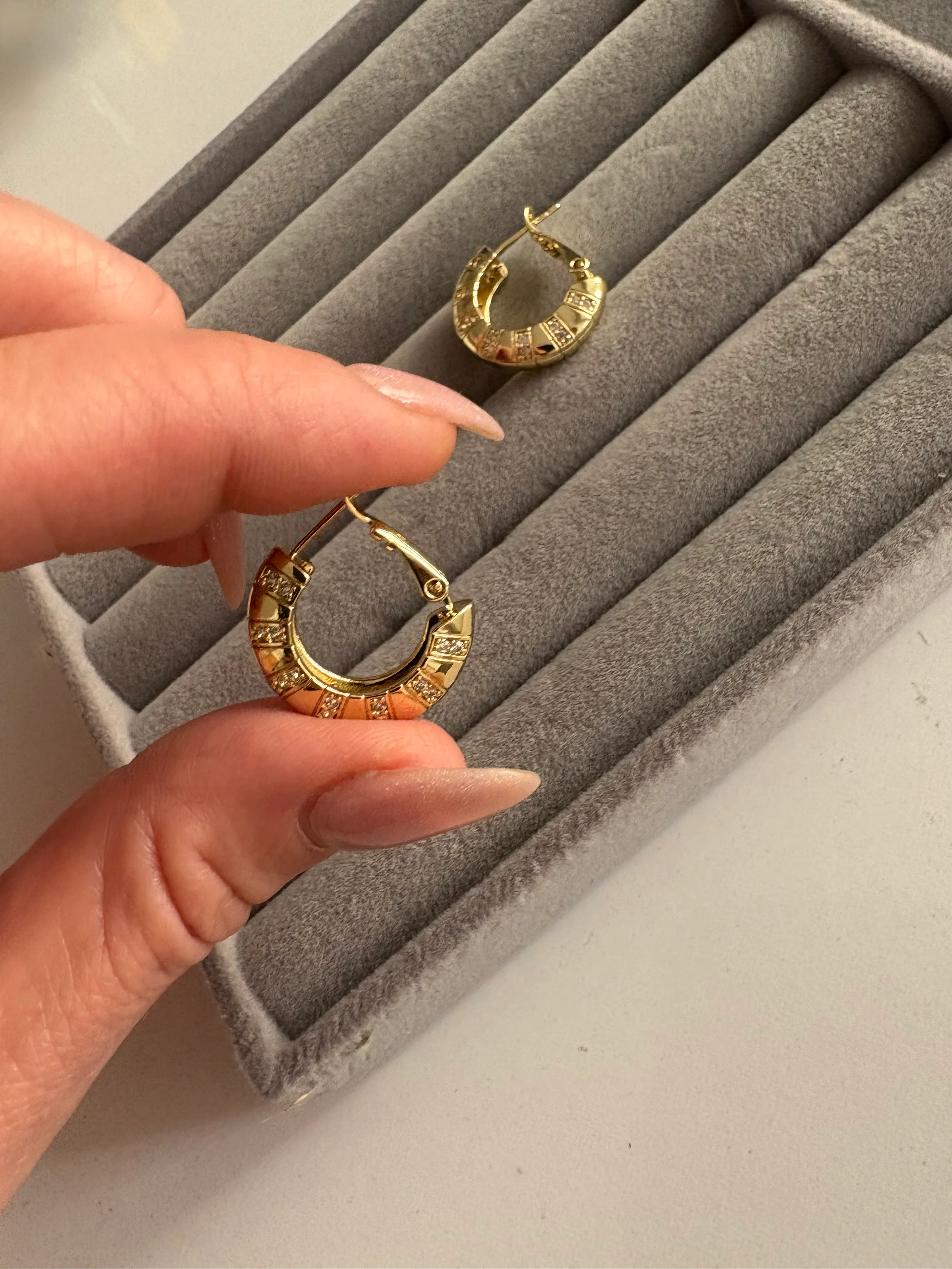 14K Renginde Halka Şerit Taşlı Modern Küpe