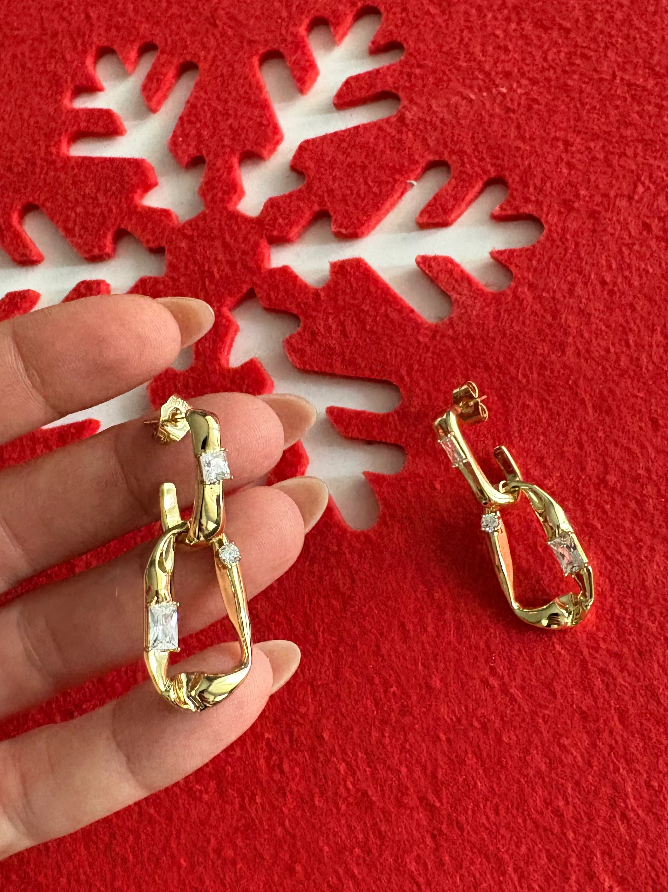 14K Renginde Asimetrik Geçmeli İki Halka Küpe