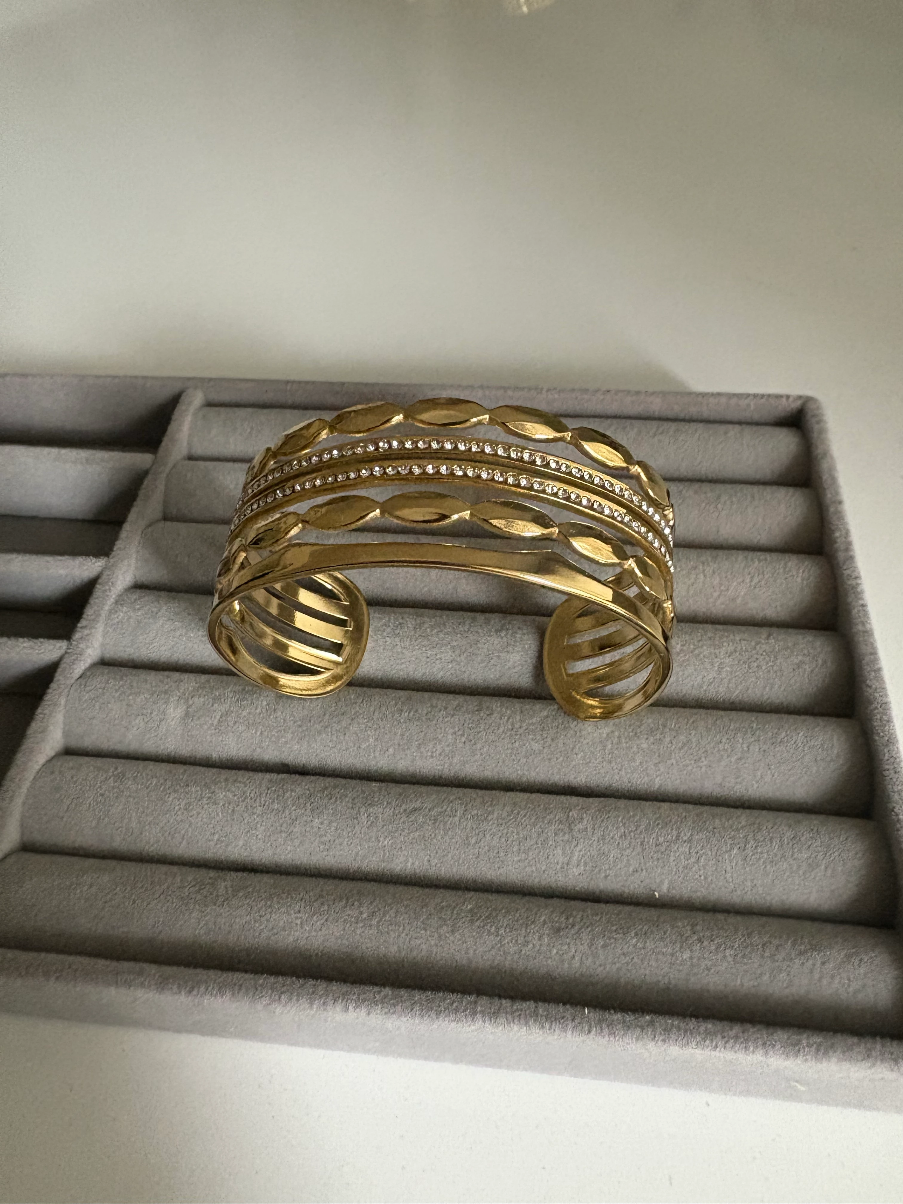 Taş Sıralı Manşet Kelepçe