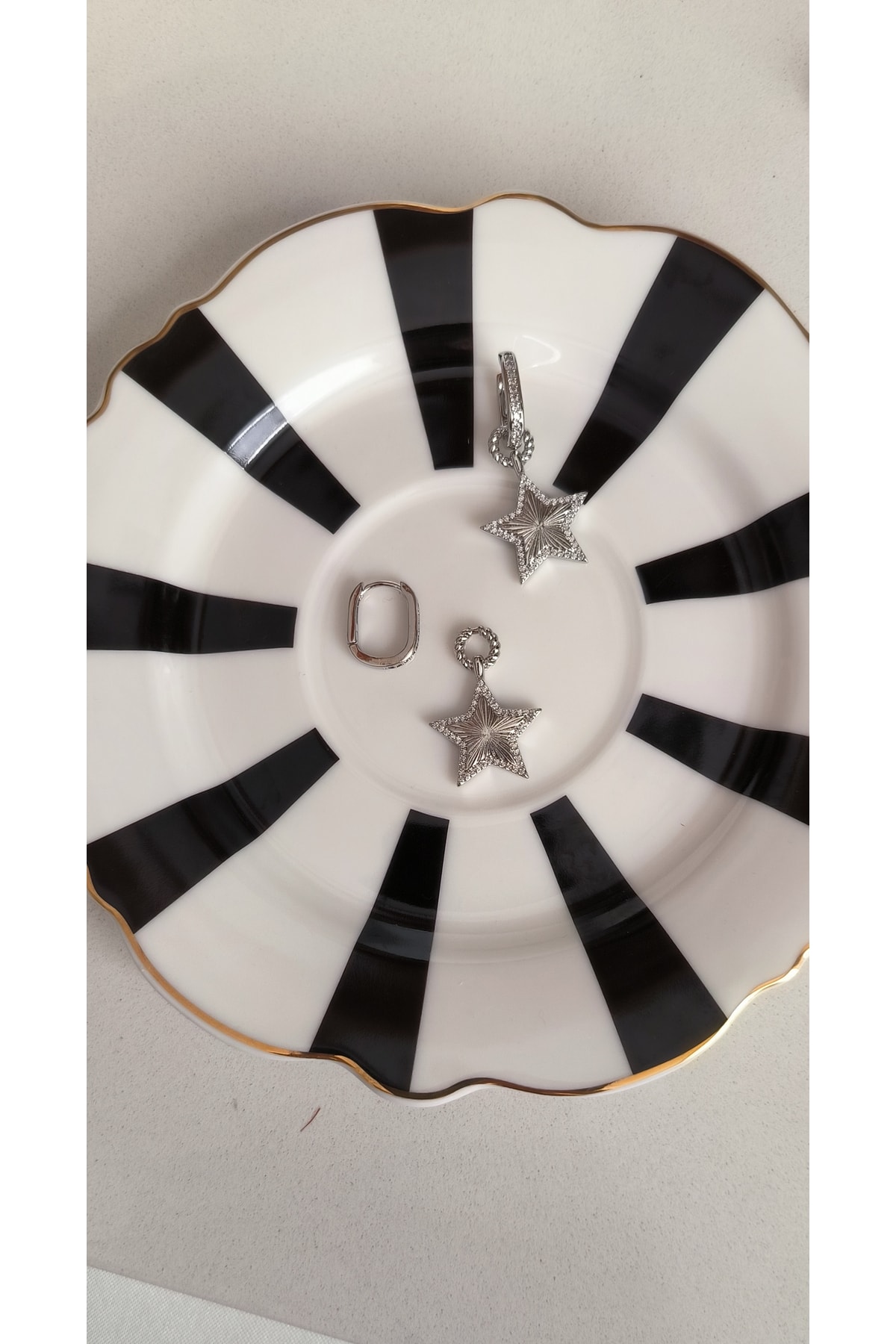 Gümüş Renk Yıldız Charmli Oval Küpe