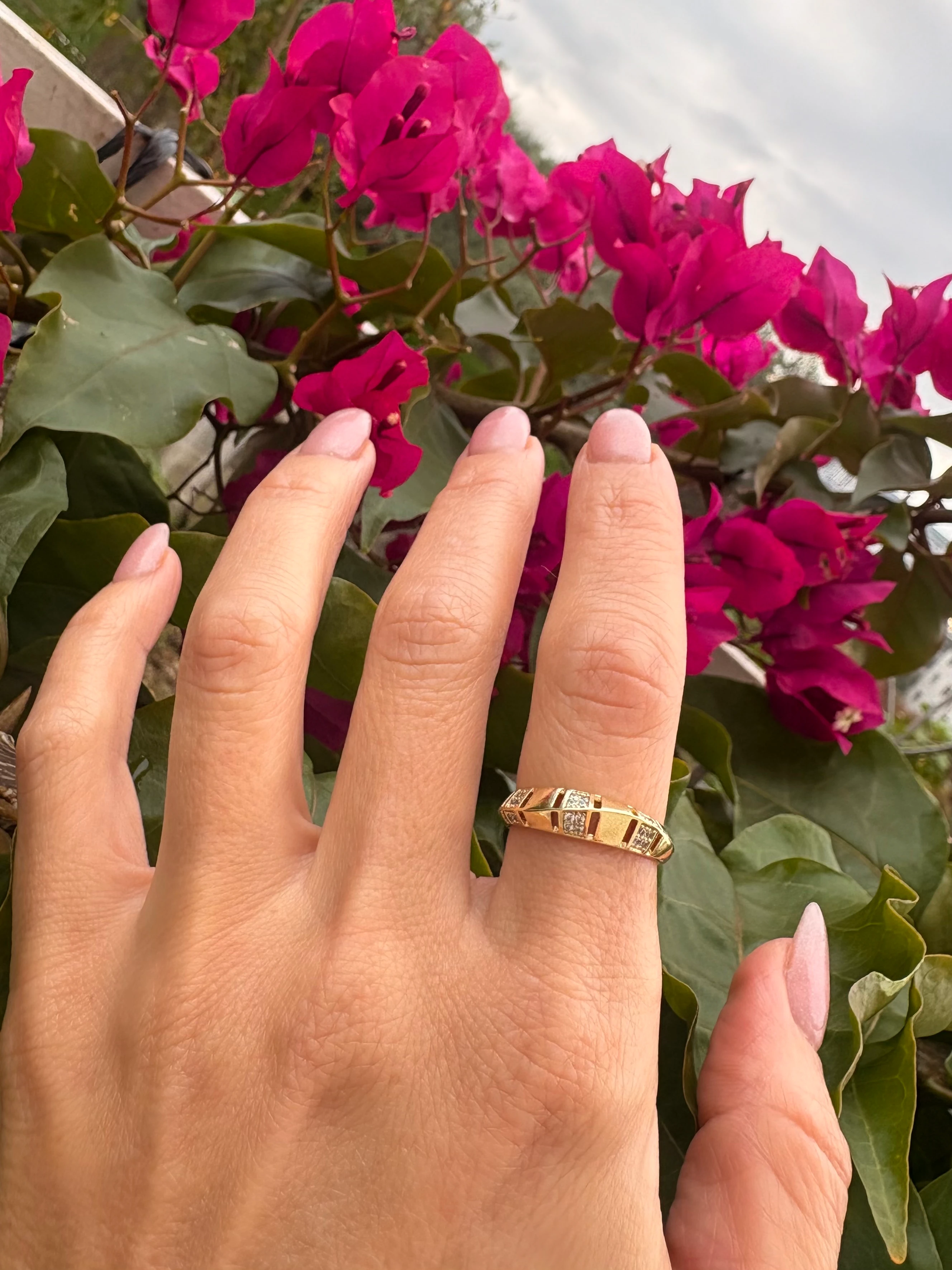 14K Renginde Taş Detaylı Modern Yüzük